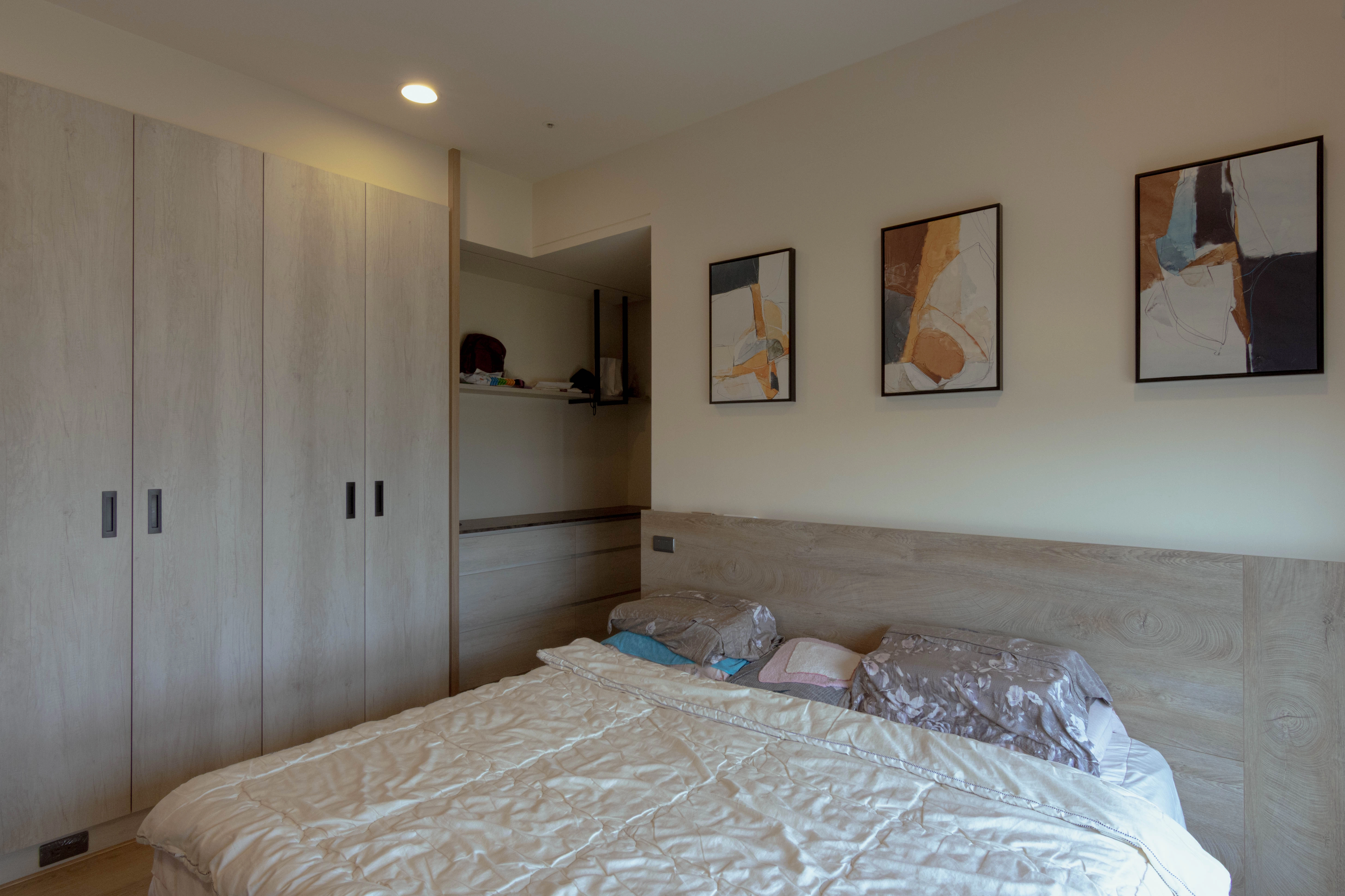 德盈設計孝親房實景:溫潤暖木色床頭背牆,營造沉穩舒適的長輩舒眠空間。