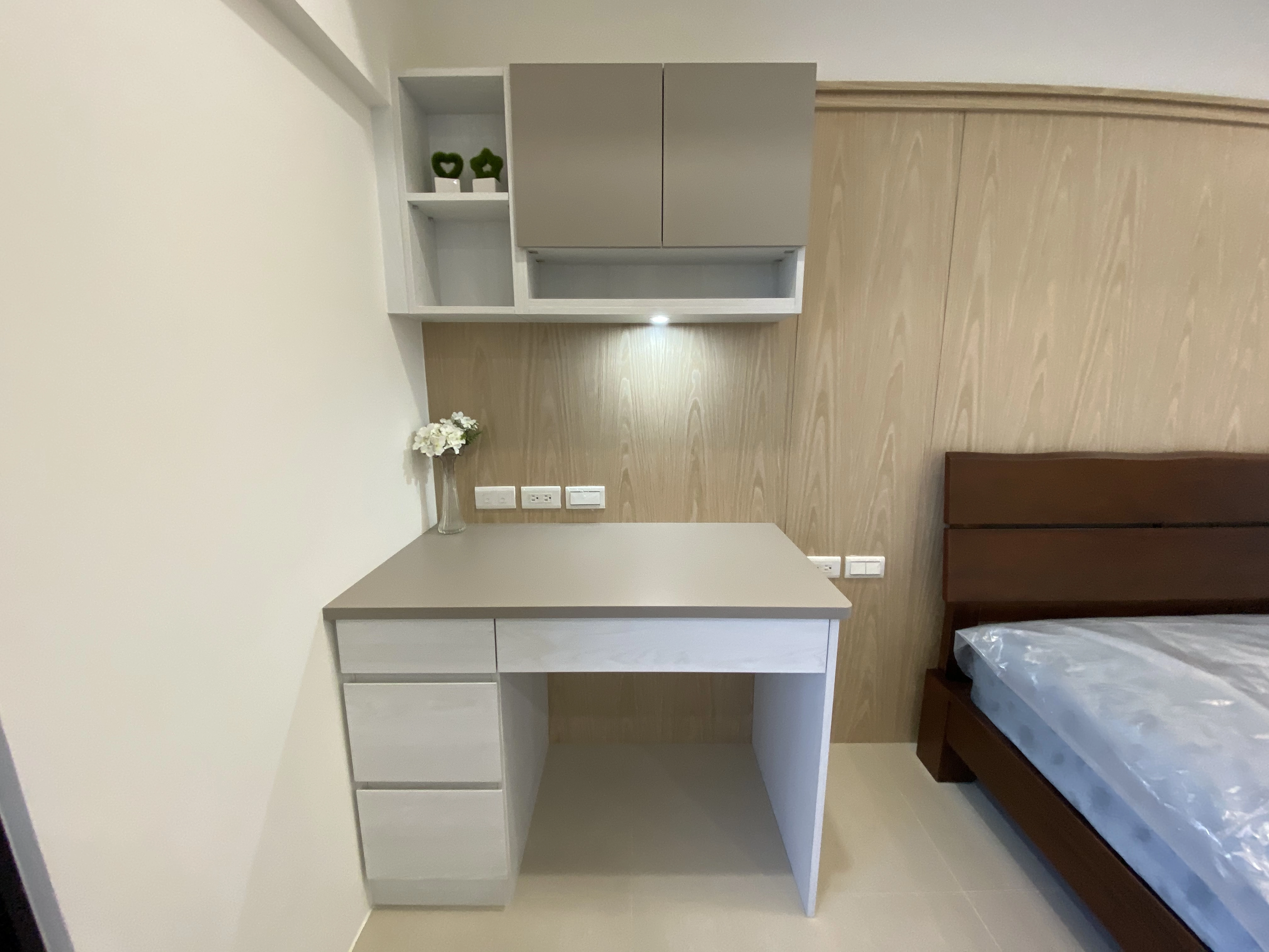 德盈設計:奶茶與淺白木紋化妝桌,系統家具客製化收納,呈現優雅迷人的現代北歐風臥室。