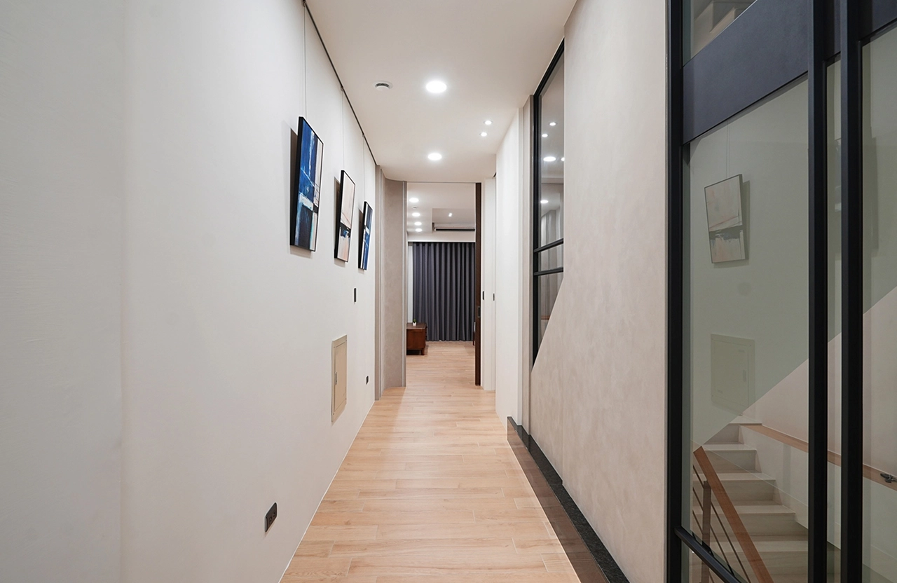 德盈設計：隱藏門設計整合走廊牆面，搭配簡約配色，實現乾淨俐落且具整體感的空間美學。