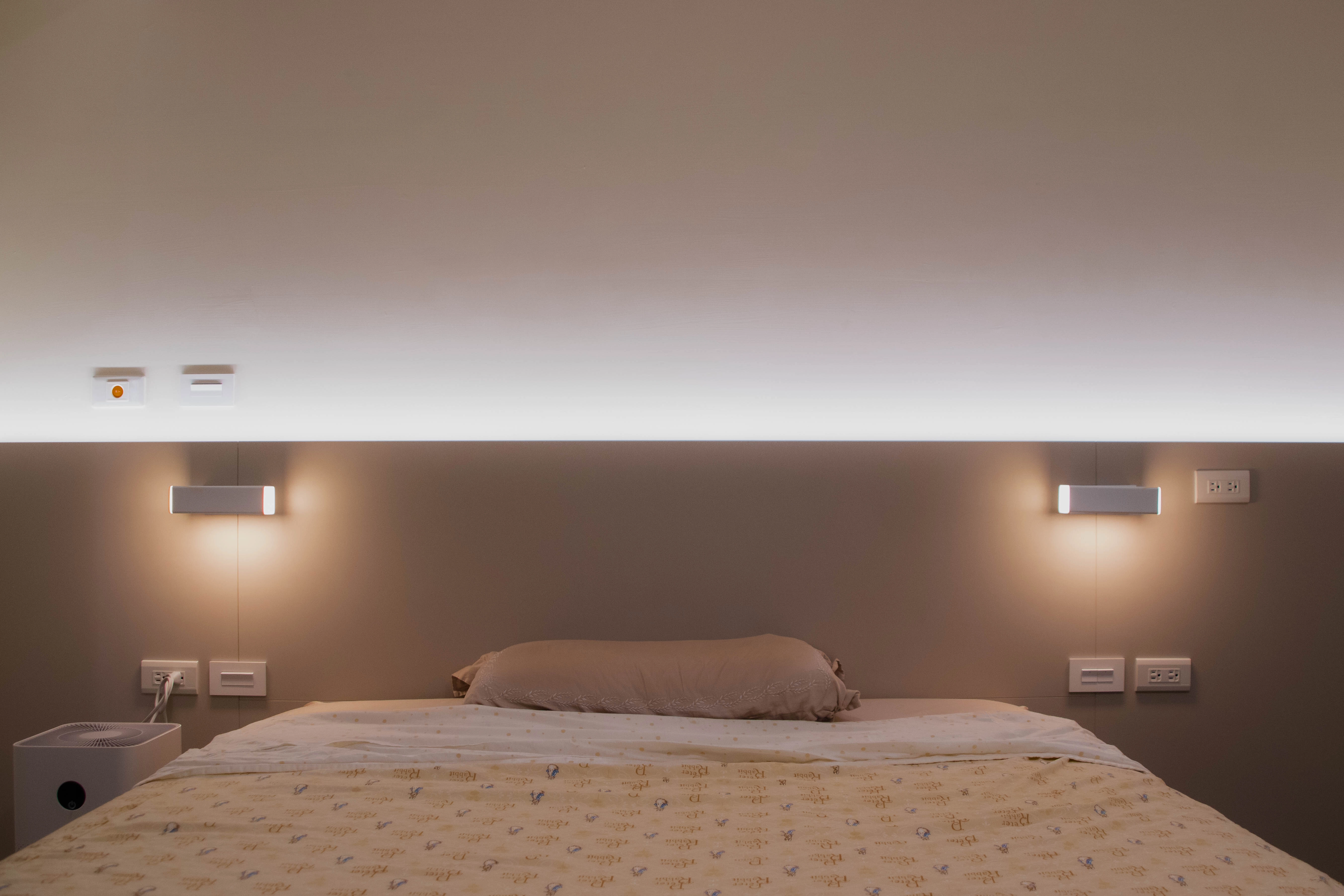 德盈臥室設計：系統床頭背牆整合搭配溫馨燈光，細膩施工打造美觀機能空間。