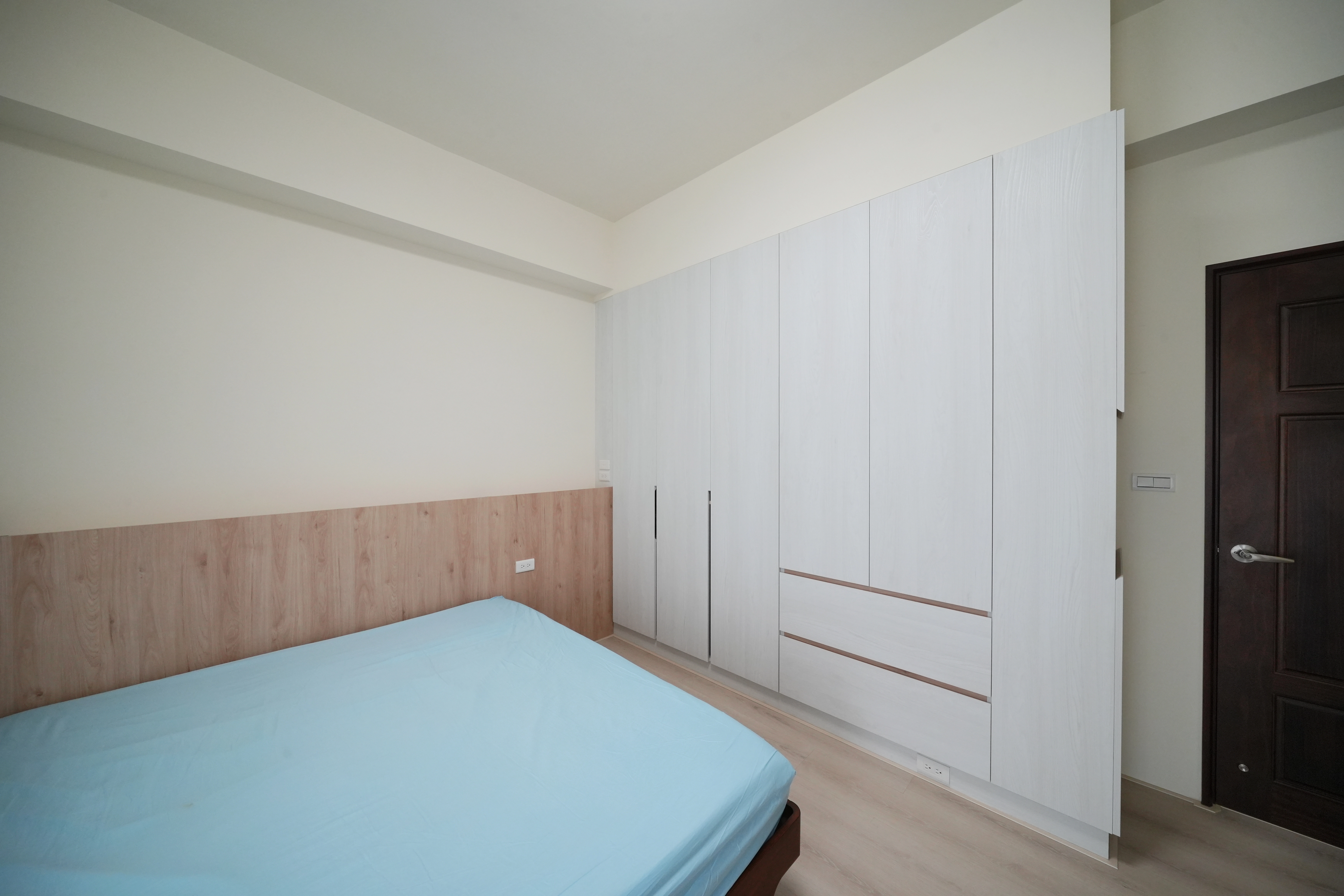 主臥暖木床頭背牆,超耐磨木地板。整面開門衣櫃,轉向櫃極大化儲物機能。