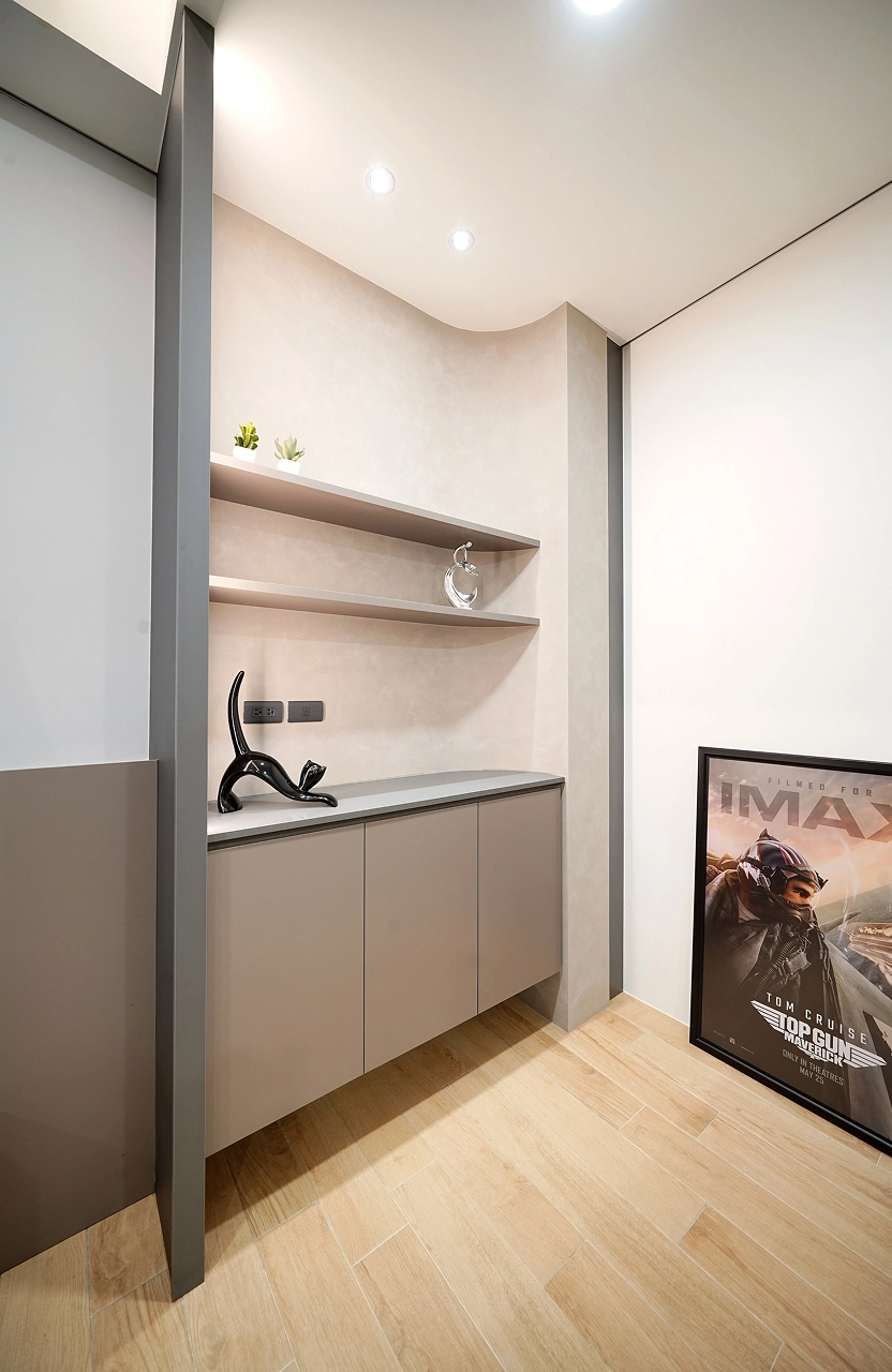 臥室圓弧造型牆面內崁系統櫃。床頭半高牆搭系統開門衣櫃，滿足現代收納需求。