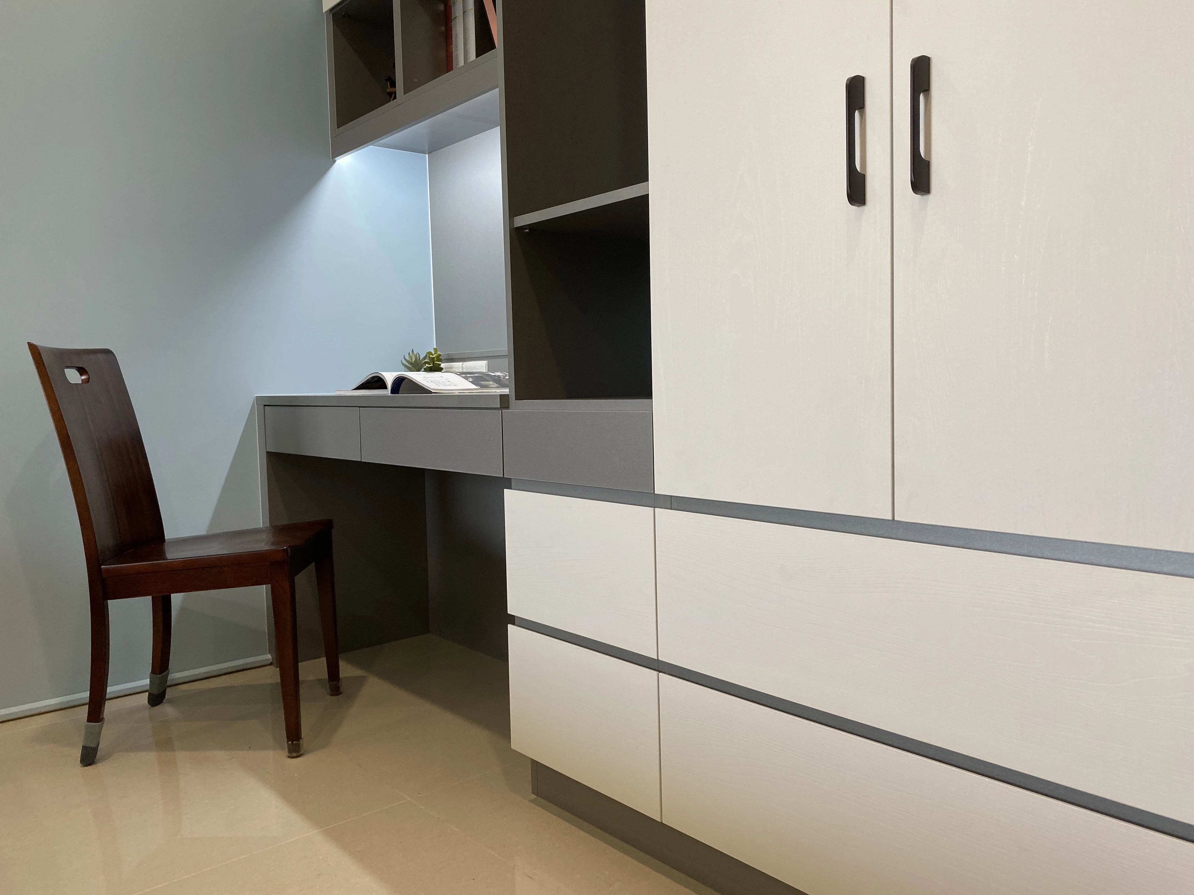 德盈設計:時尚莫蘭迪藍與純白系統板配色,透過清新色調構築現代感十足的質感兒童房。