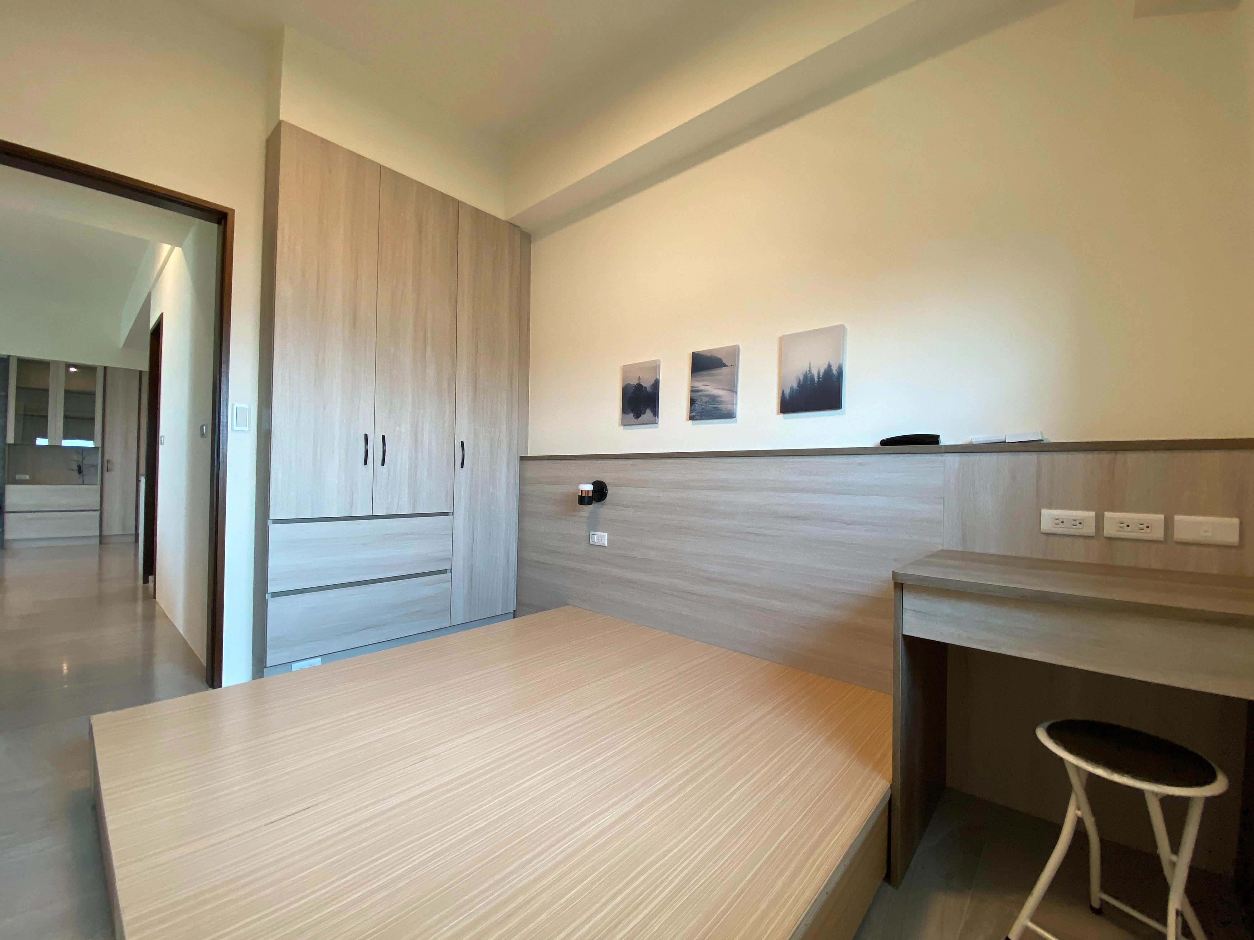 德盈室內設計:床頭背牆增加插座與小夜燈,完美整合實用充電機能與溫馨閱讀氛圍,體貼您的生活需求。