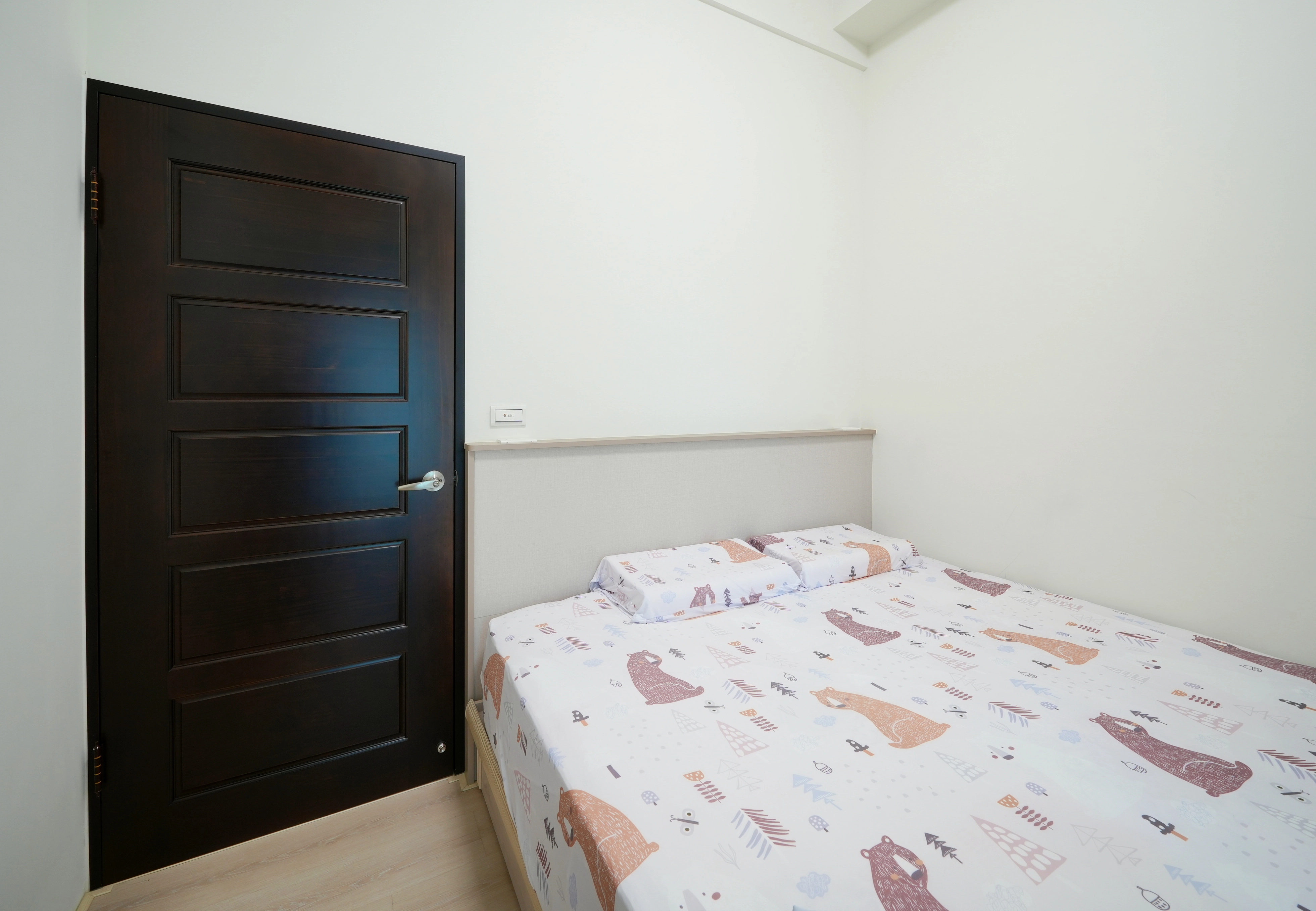 德盈設計室內細節:精緻系統櫃轉角層板設計,結合俐落五金工藝,完美體現居家質感。