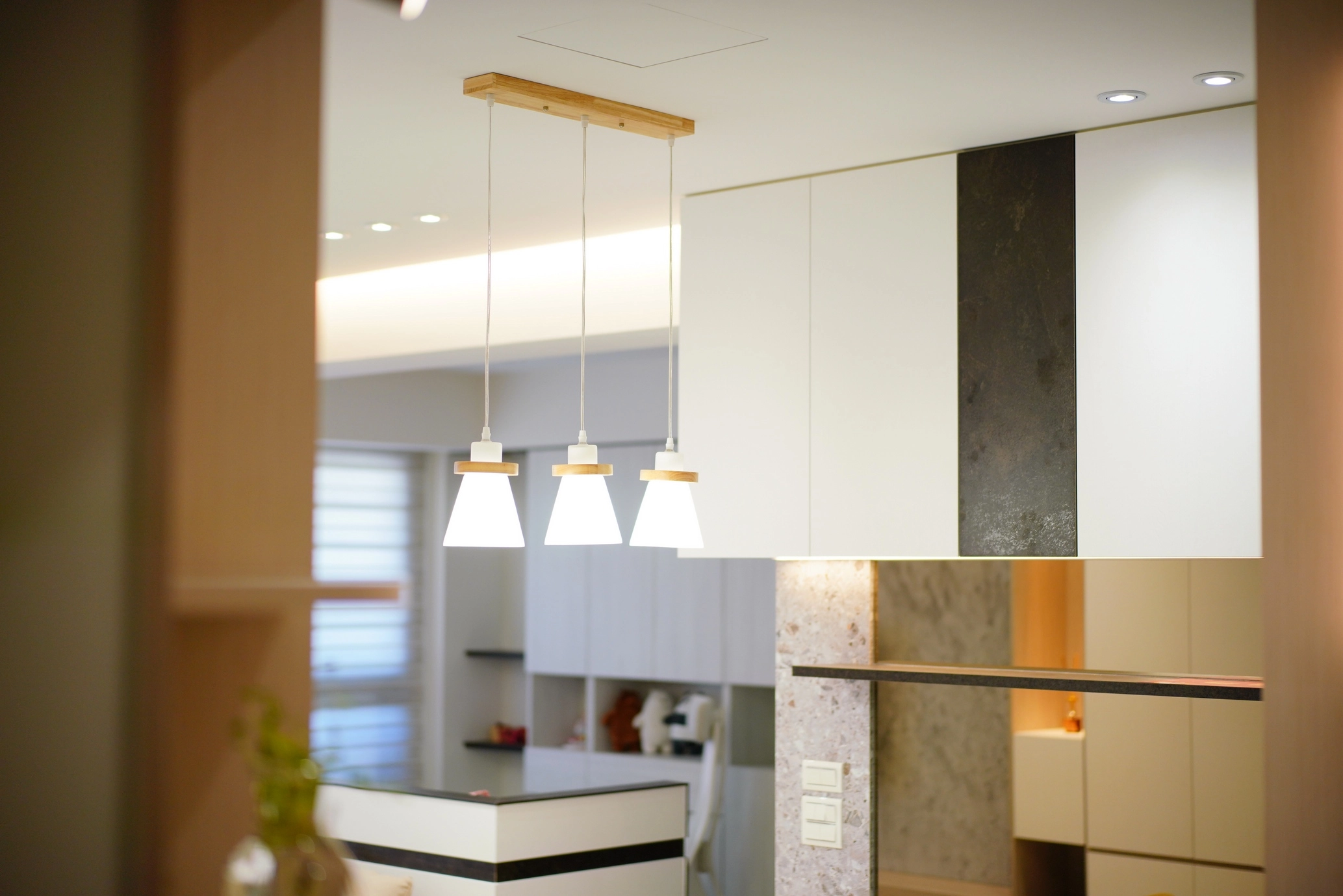 德盈設計餐廳案例:白色系統櫃運用開放式層架展示美酒,搭配層板燈光點綴居家空間質感。