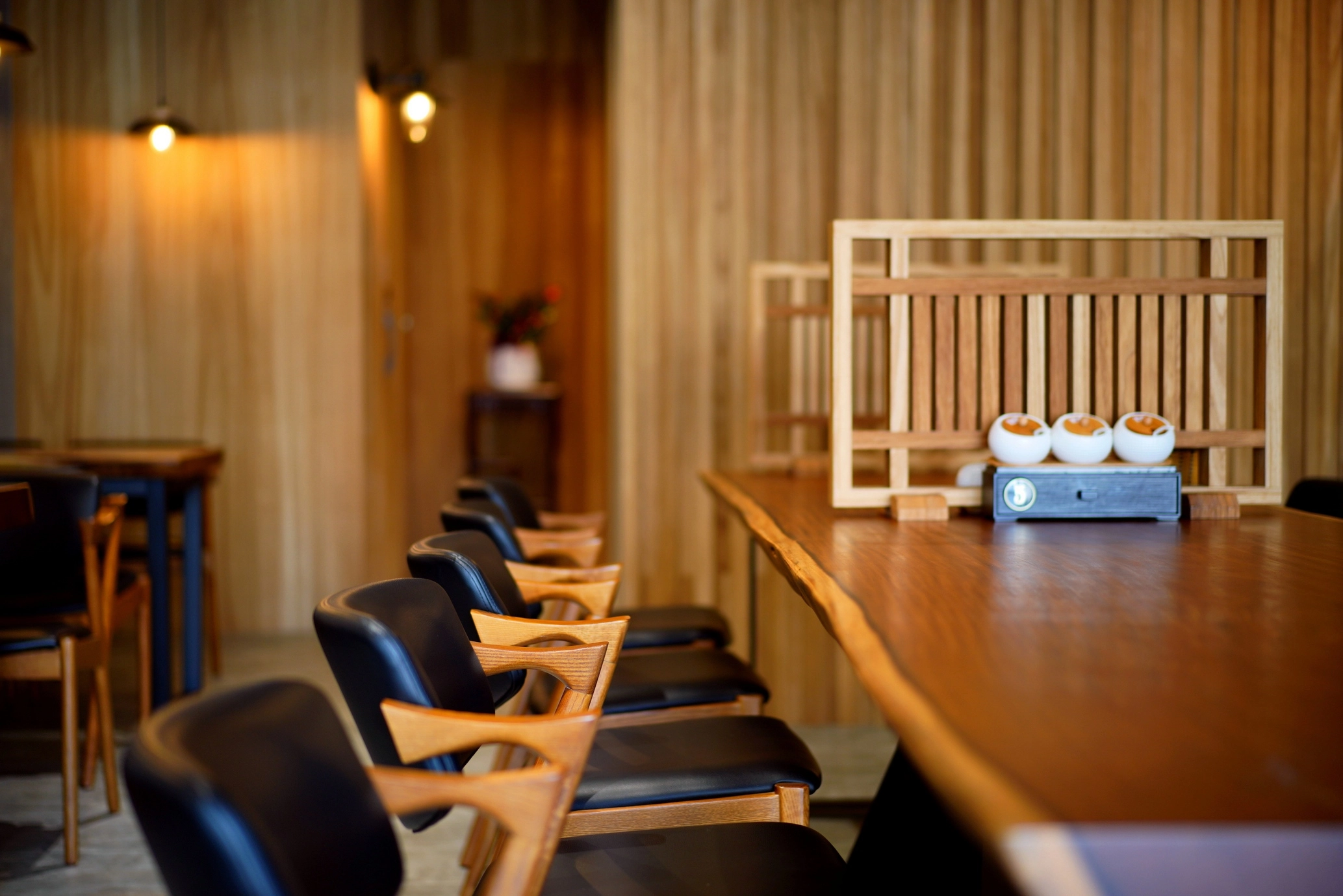 德盈日式禪風餐廳設計:原木格柵牆搭配實木長桌