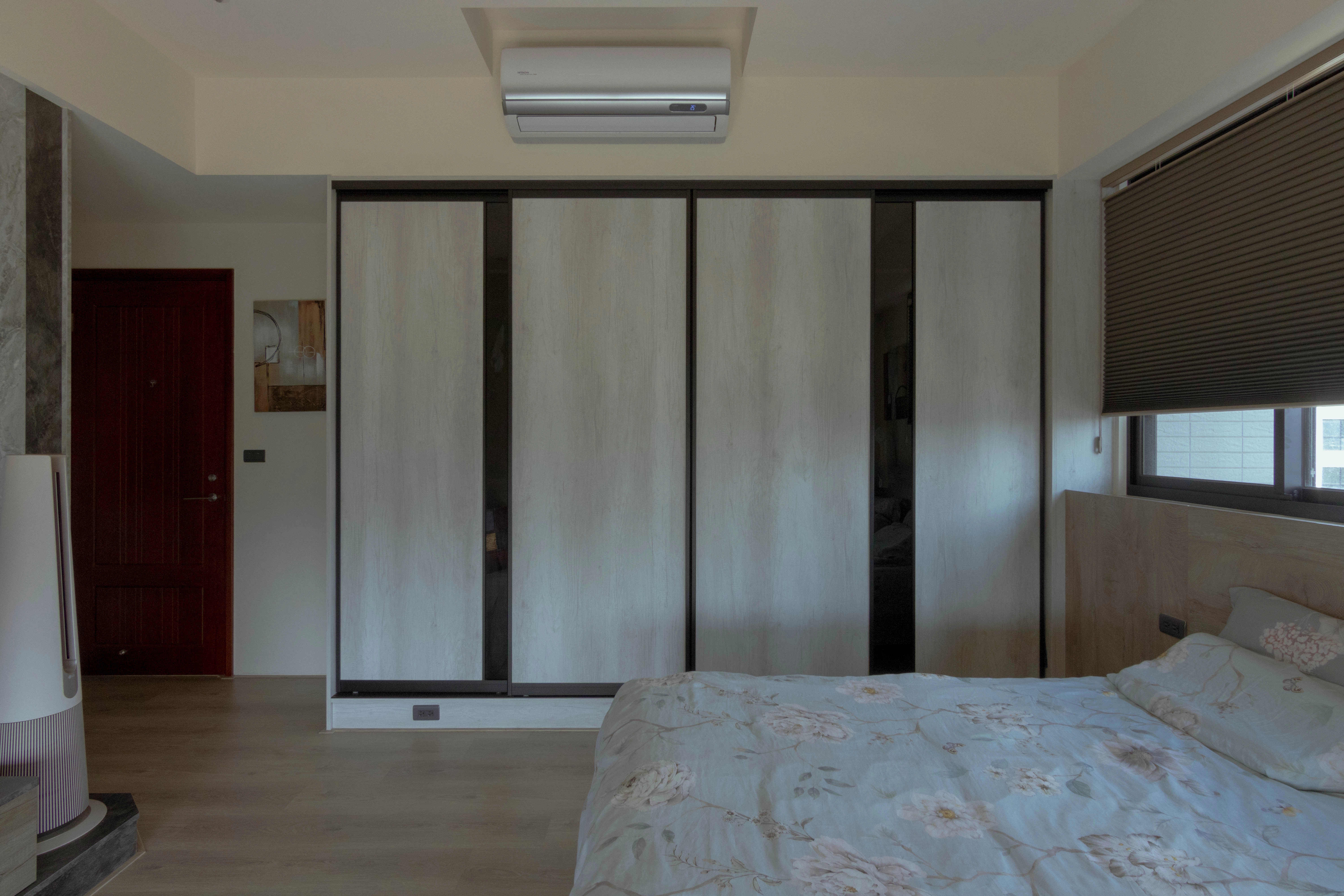 德盈臥室設計:系統推拉門衣櫃,簡約省空間,極大化臥室收納機能。