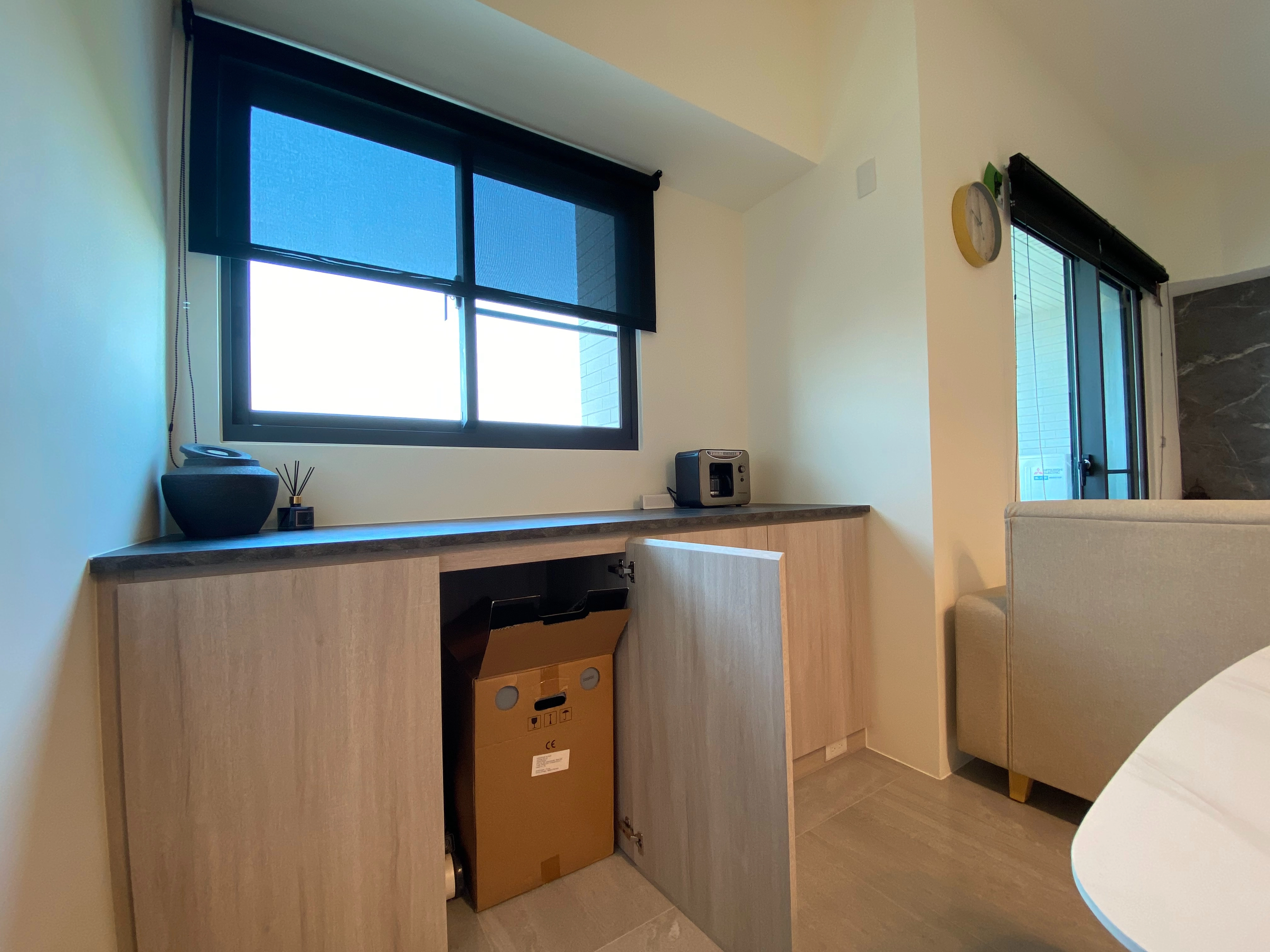 德盈設計實用細節:餐廳側牆規劃系統行李箱櫃,整合居家收納與展示機能,維持空間整潔美感。