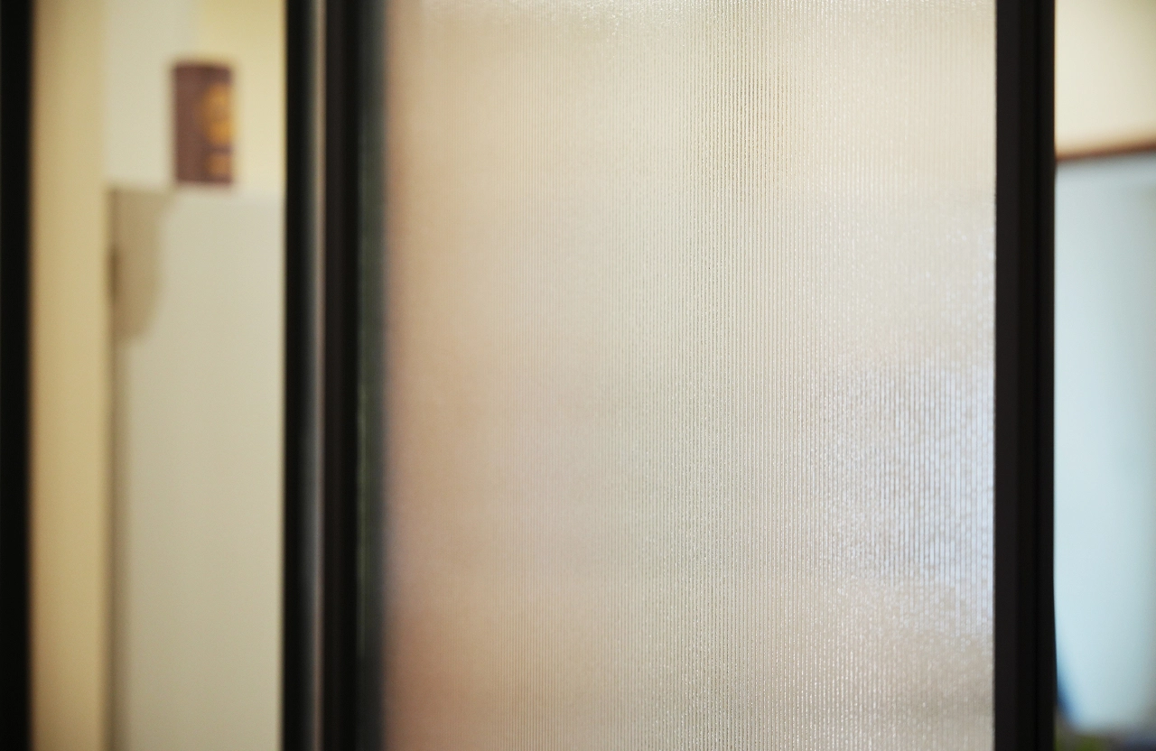 德盈室內設計細節：選用透光不透影的冰柱玻璃，優化空間隱私性並營造柔和的光影美學。