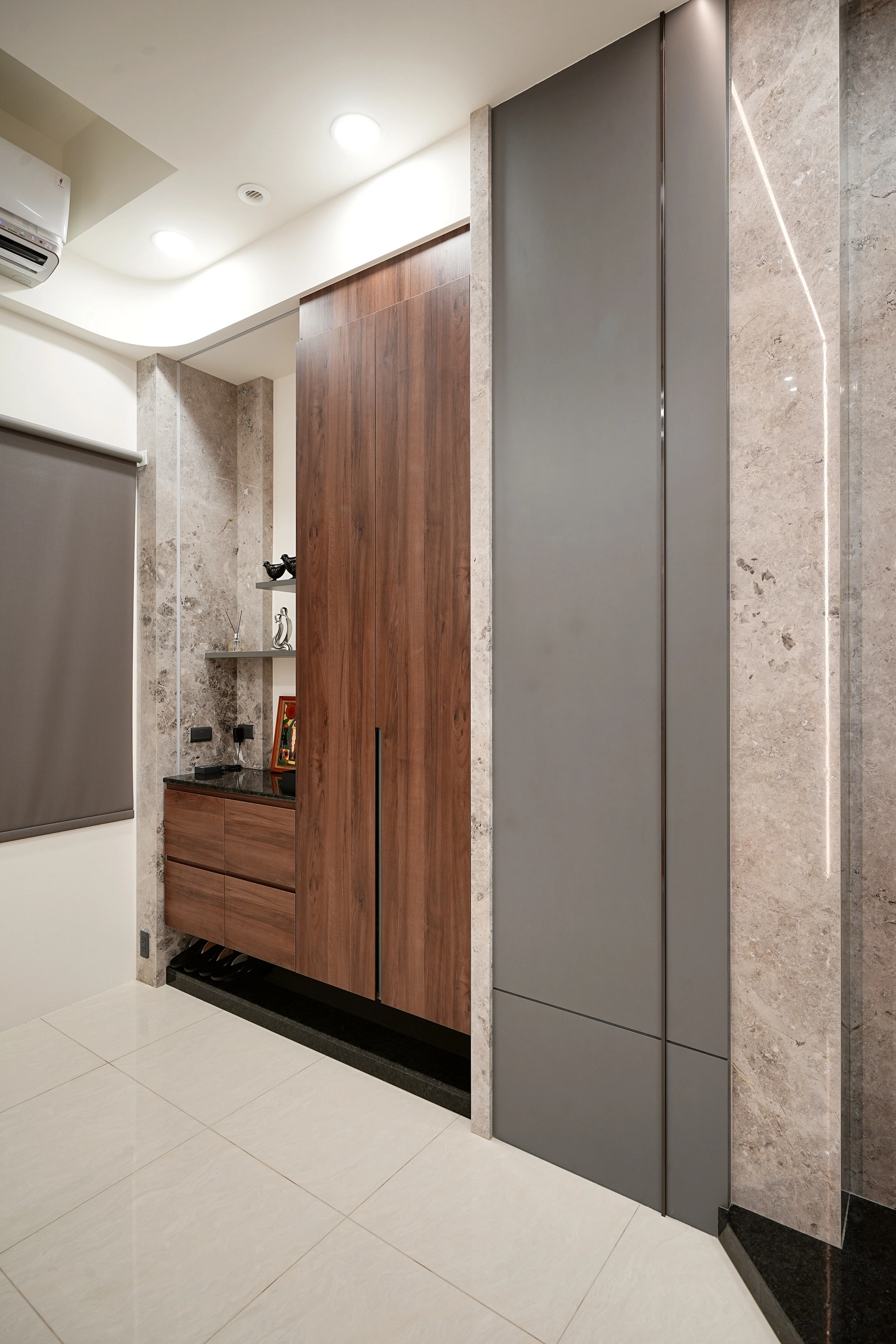 德盈室內設計：質感灰與核桃木跳色配色，營造現代簡約玄關風格，提升入戶視覺的純淨與層次。