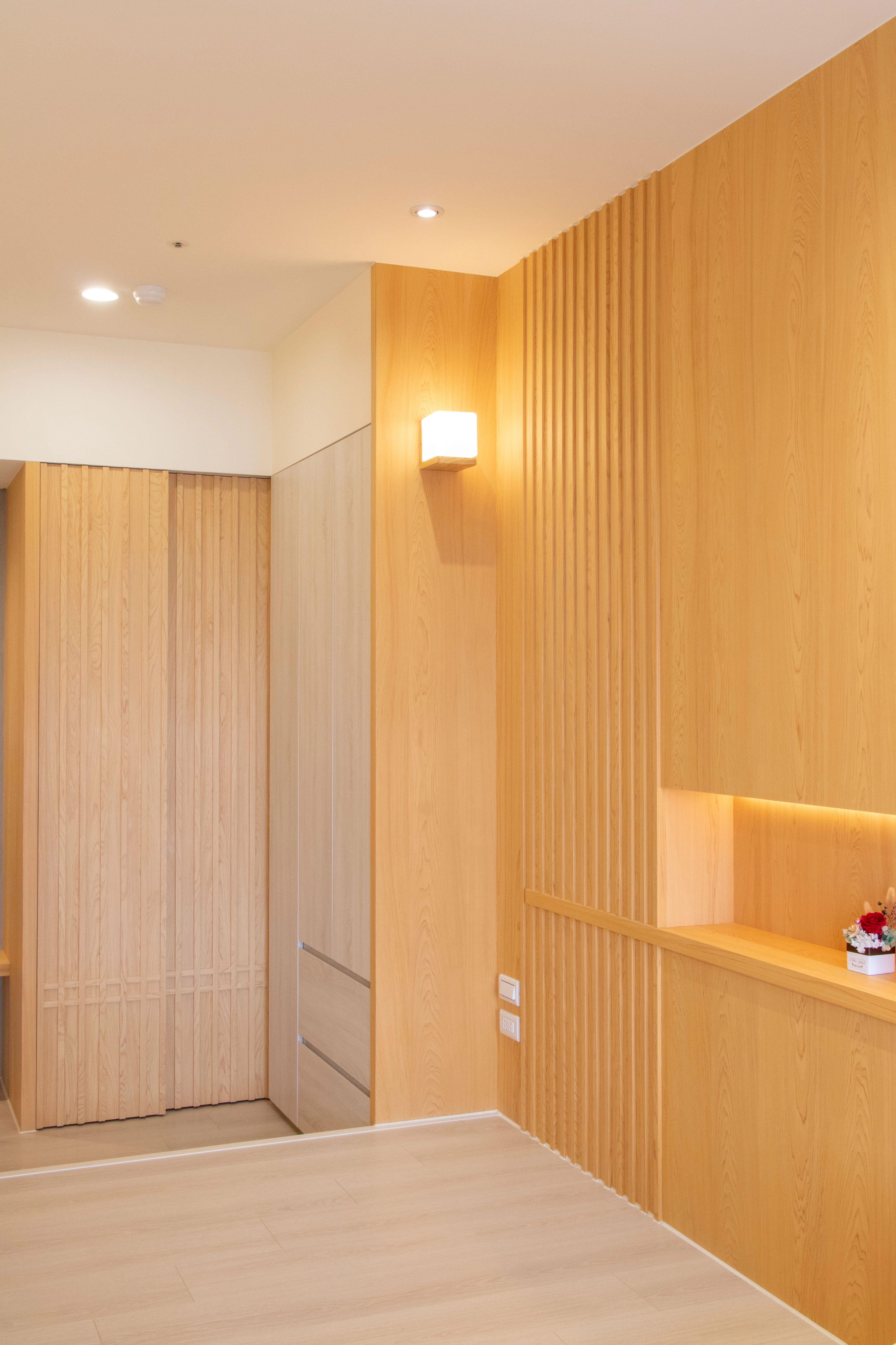 德盈室內設計臥室規劃：以溫潤木質調結合大地色系，打造極簡沉穩的舒適睡眠環境，展現日式居家美學。