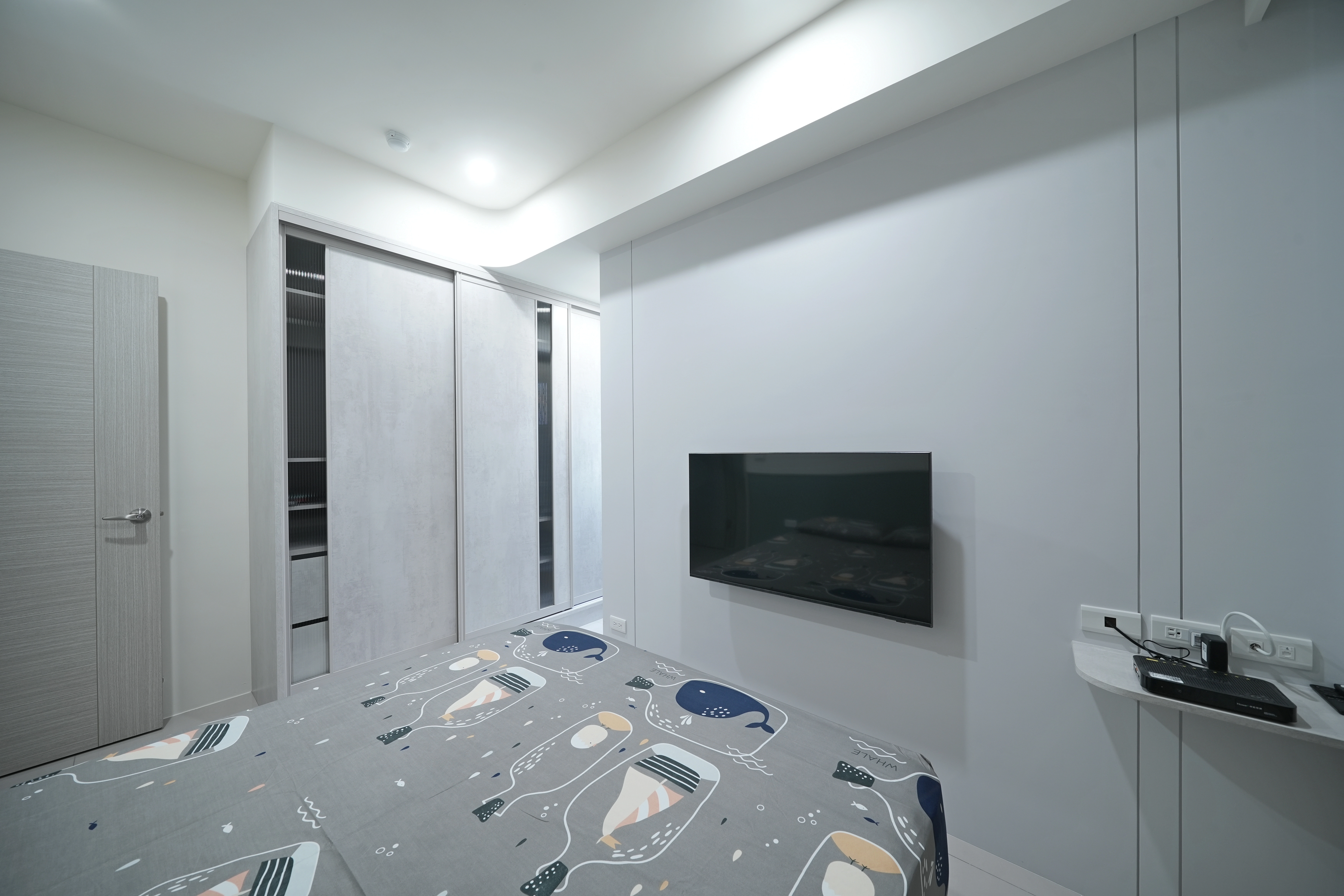 德盈現代風裝修:淺木色系統衣櫃結合長虹玻璃提升空間感