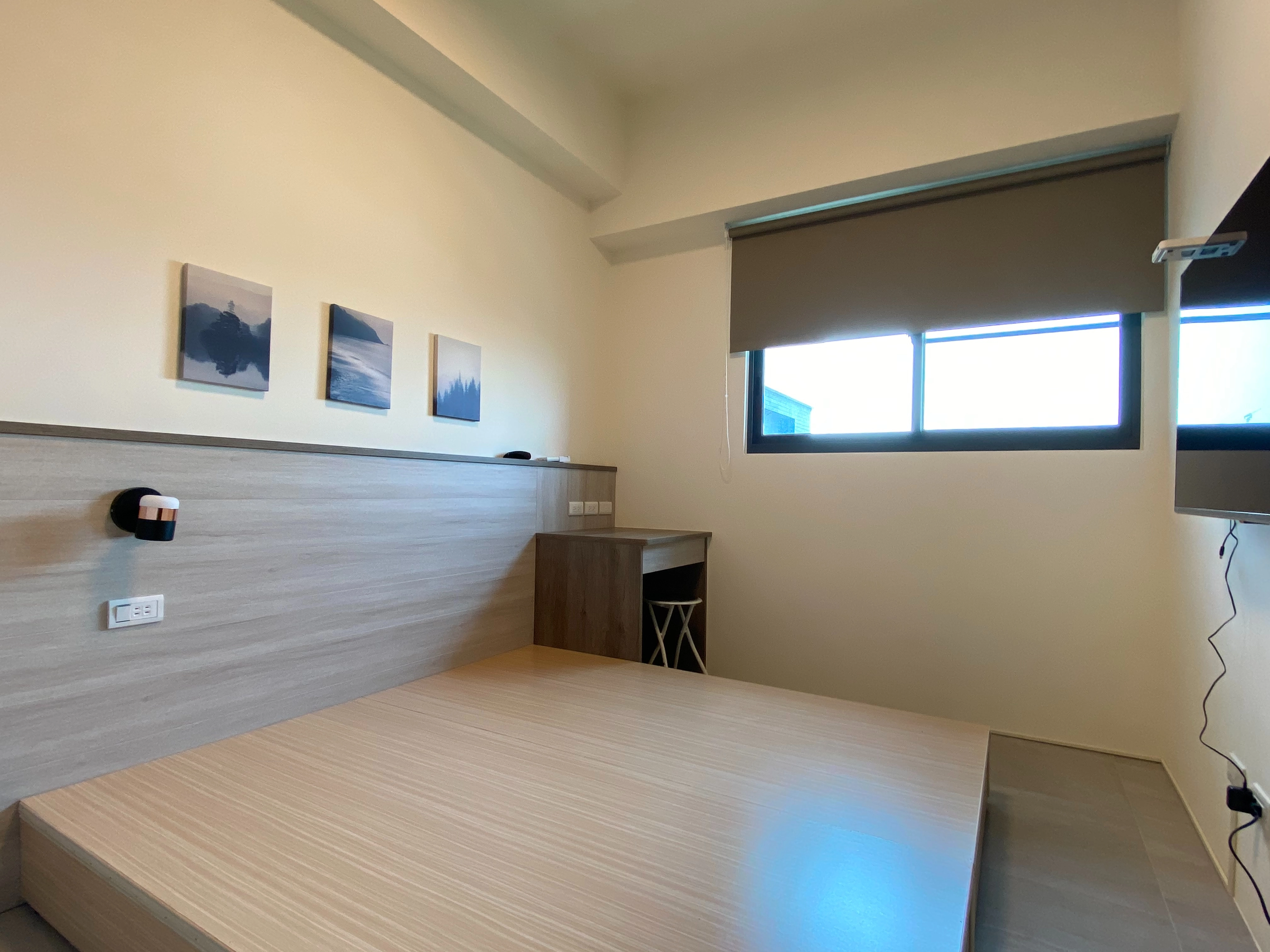 德盈室內設計:客製化系統化妝桌規劃,高效收納保養品與化妝用品,打造優雅且秩序感十足的專屬空間。