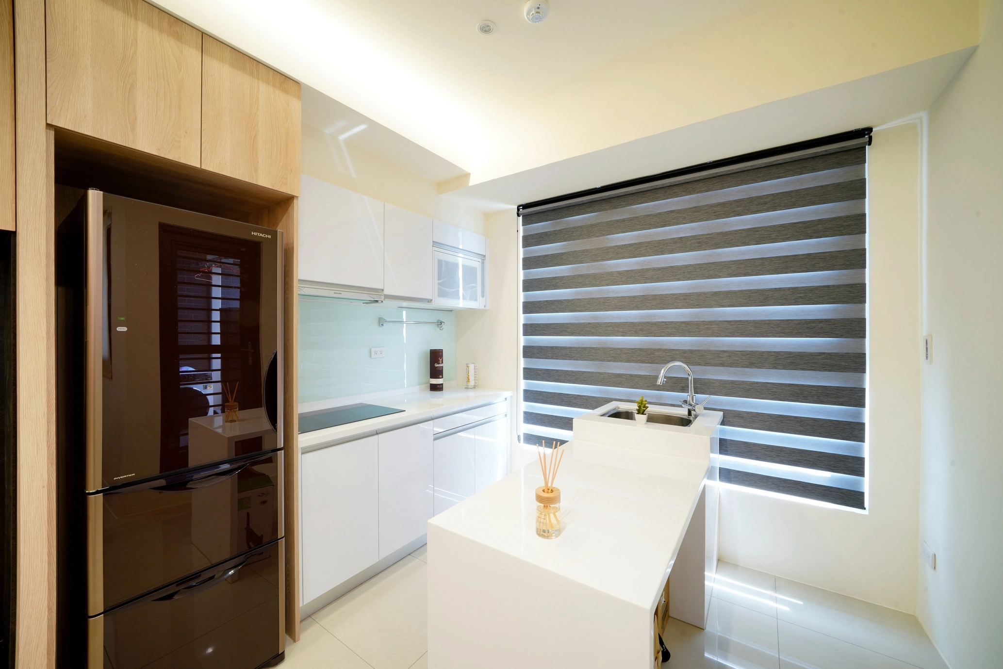 廚房白色櫥櫃搭中島設計。臥室一體式床頭,黑玻拉門衣櫃增添現代感。