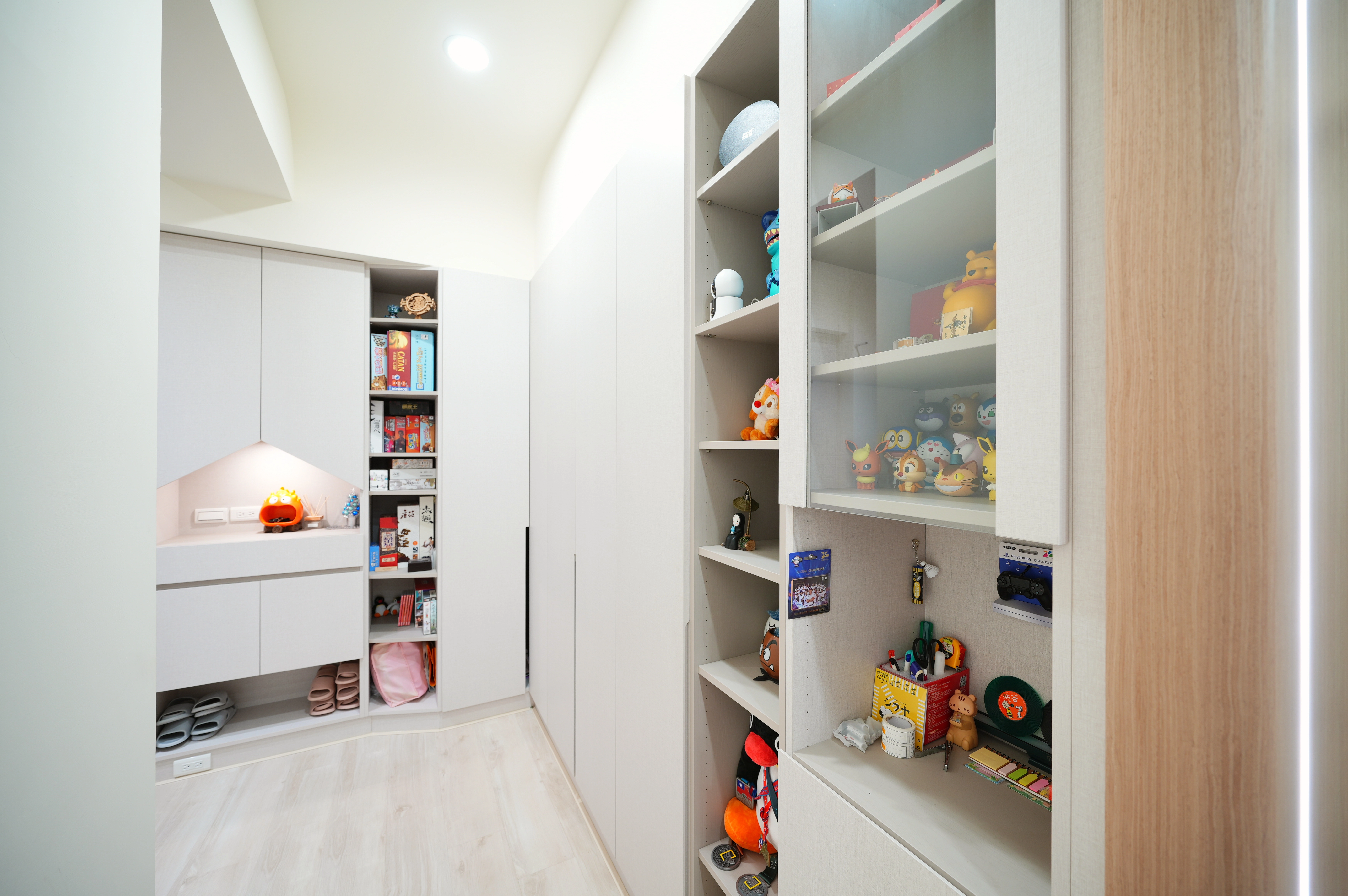 德盈設計儲藏室收納:精算層板間距打造高效收納空間,完美展示模型收藏,實現分類有序的生活機能。