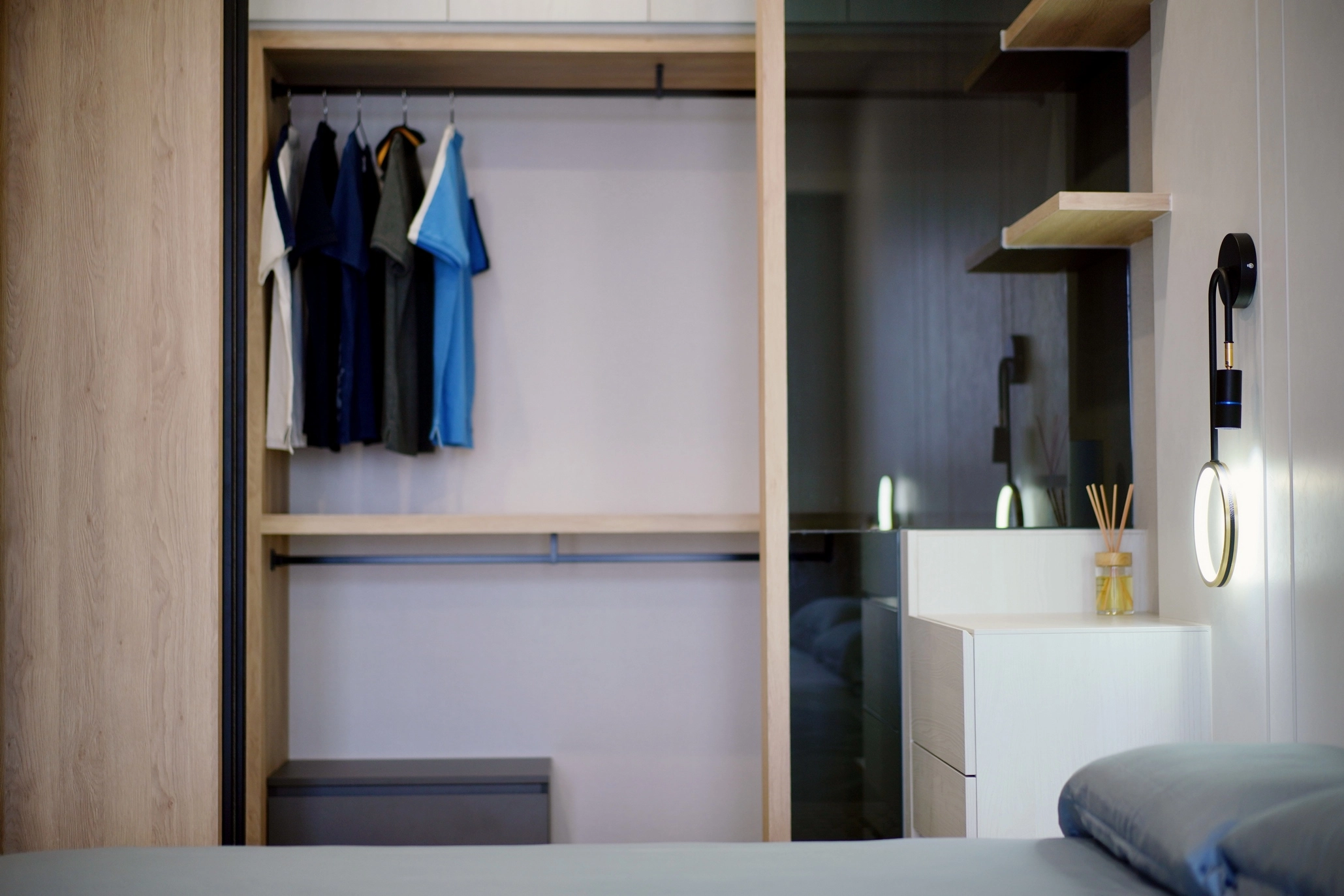 德盈室內設計:主臥衣櫃配置高效雙層吊掛衣架,極大化衣物收納空間,實現分類明確的現代化收納。