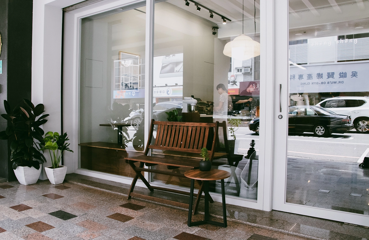 台南市東區特色咖啡廳空間，德盈室內設計將在地人文融入質感規劃，營造放鬆休憩好去處。