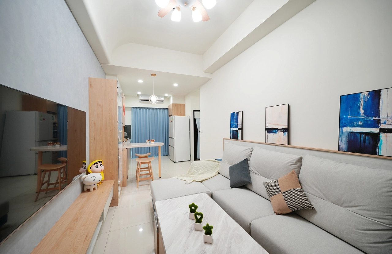 德盈設計客廳案例：系統電視櫃整合玻璃展示櫃，細膩燈光配置凸顯居家展示品味。