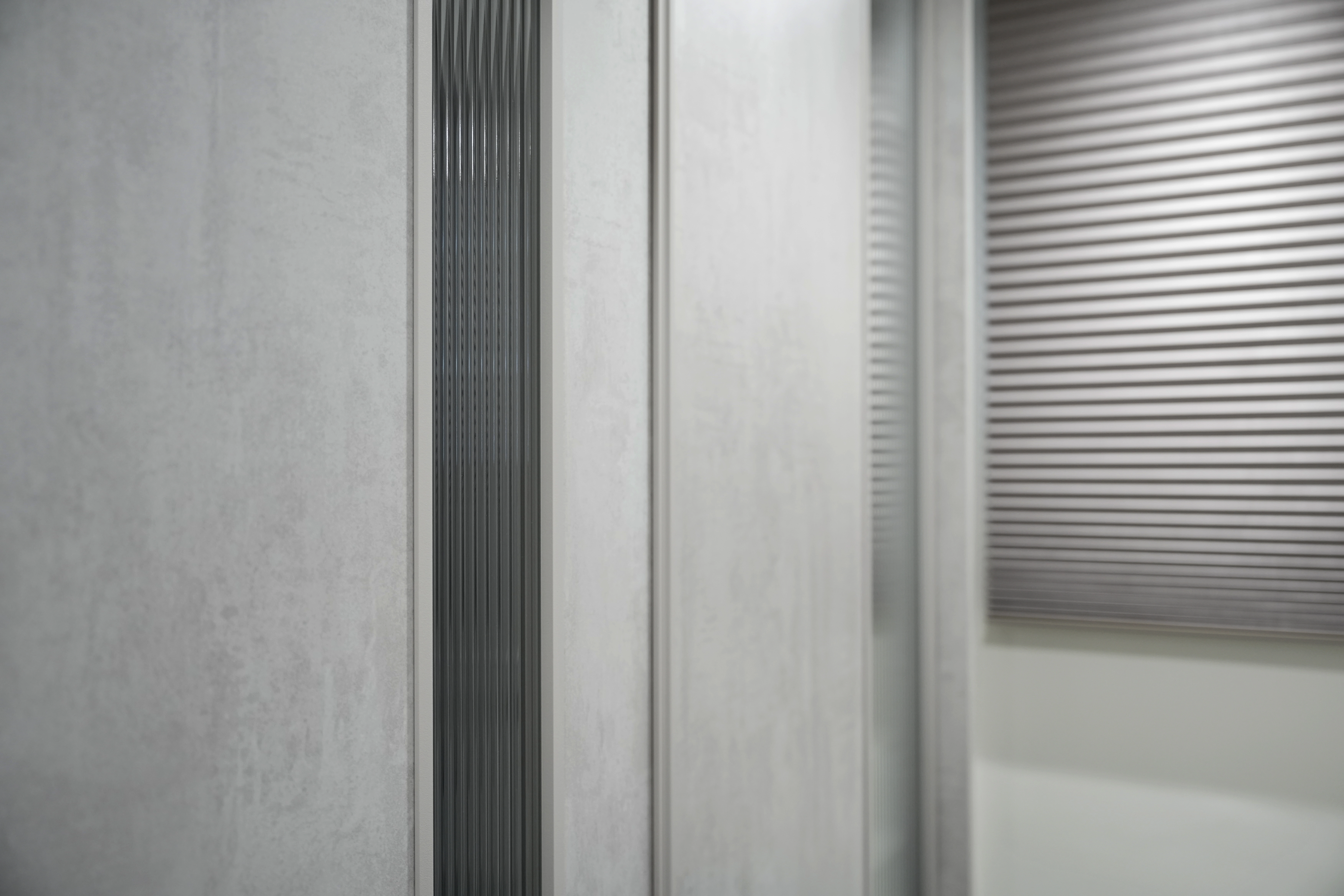 德盈系統家具:淺色木紋收納櫃側邊轉角展示空間規劃實錄