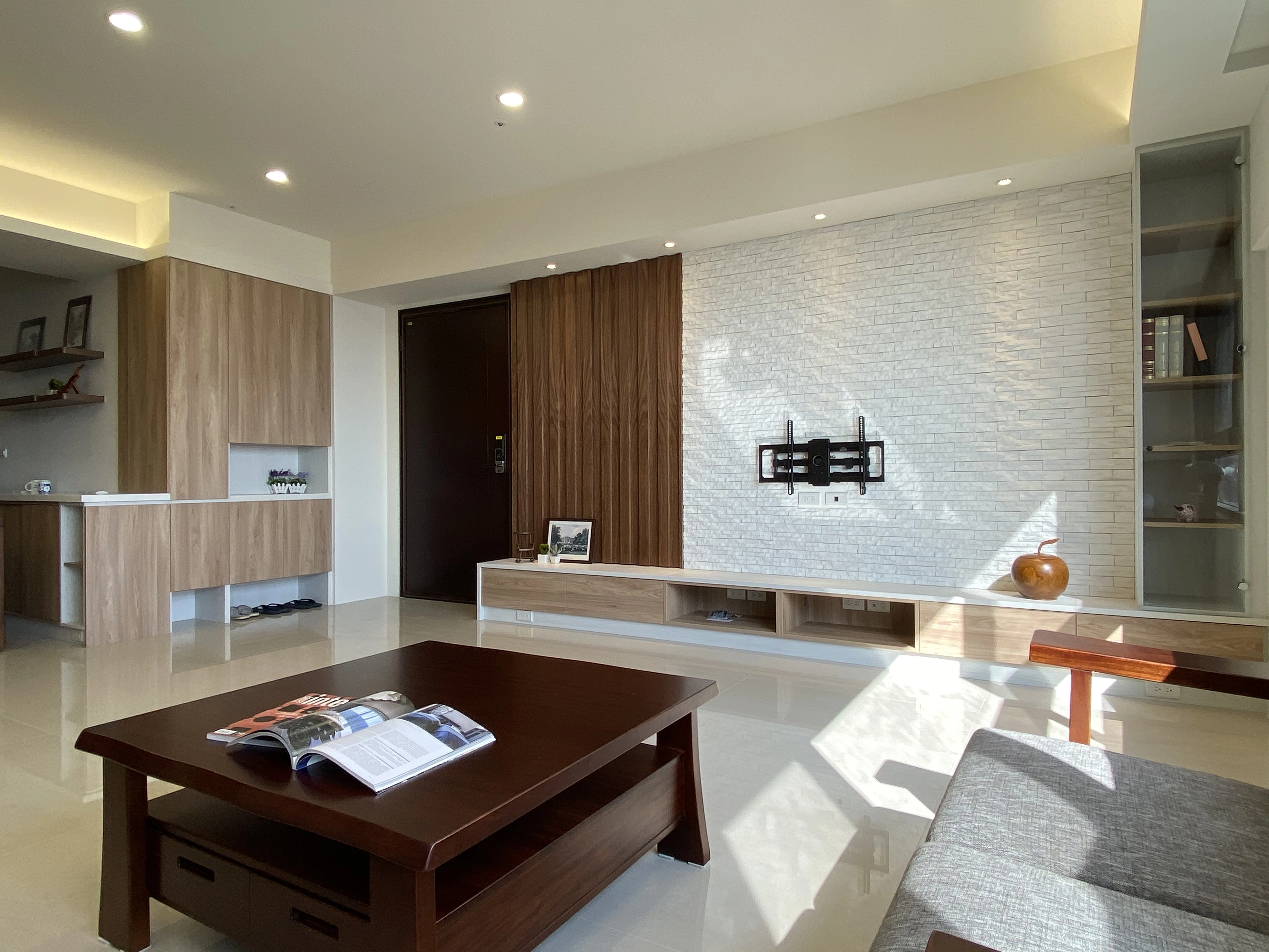德盈設計層次豐富,文化石電視牆與木作半高牆,搭配餐桌收納矮櫃組。