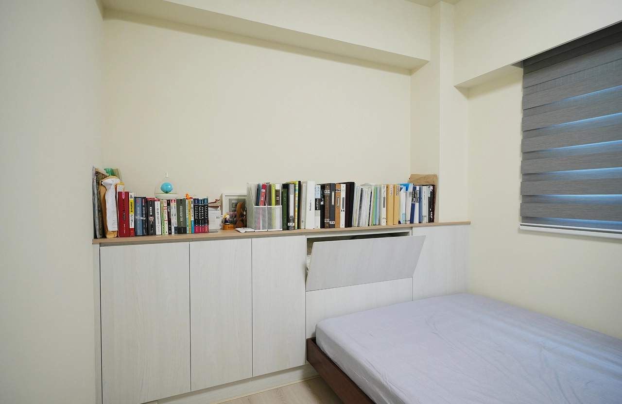 透天孝親房規劃整牆系統櫃，靈活運用裝修預算兼顧書架機能