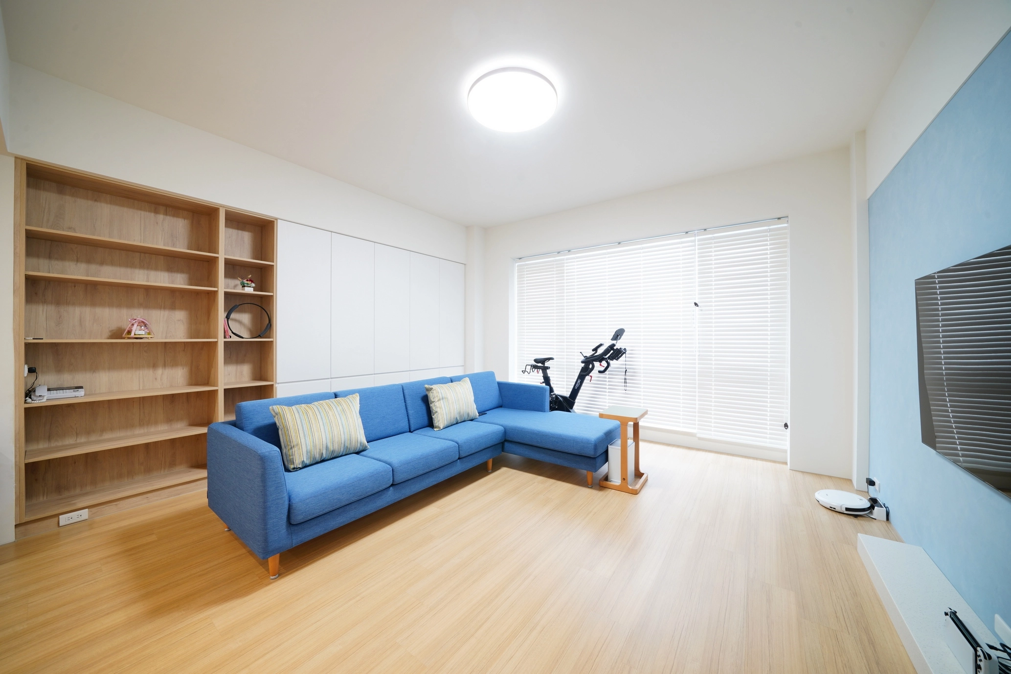 客廳沙發後方系統高櫃收納。主臥系統化妝台組,高品質系統家具實現居家美學。