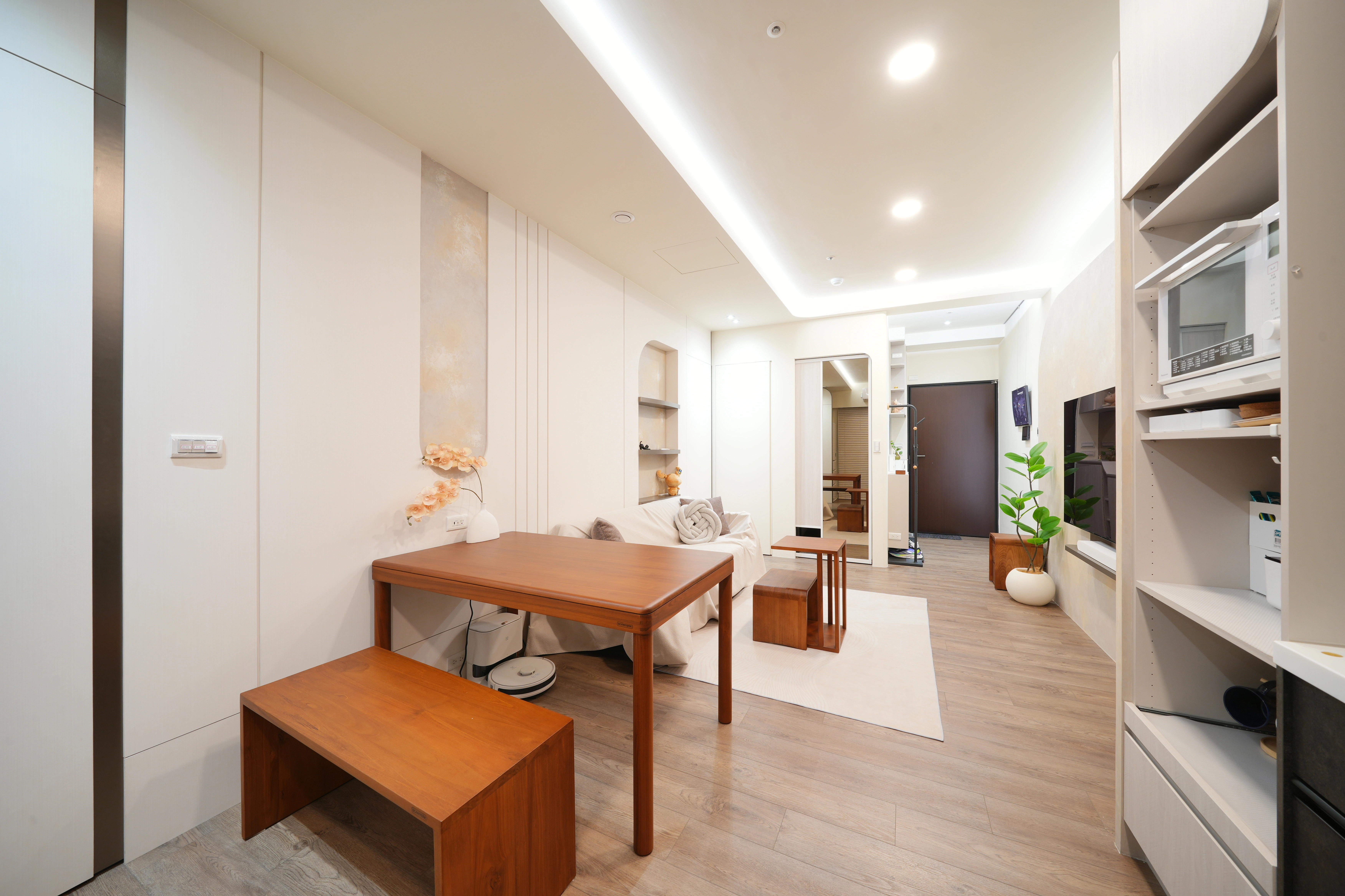 德盈奶咖色裝修:客餐廳一體化設計,整合系統電器櫃與超耐磨木地板。