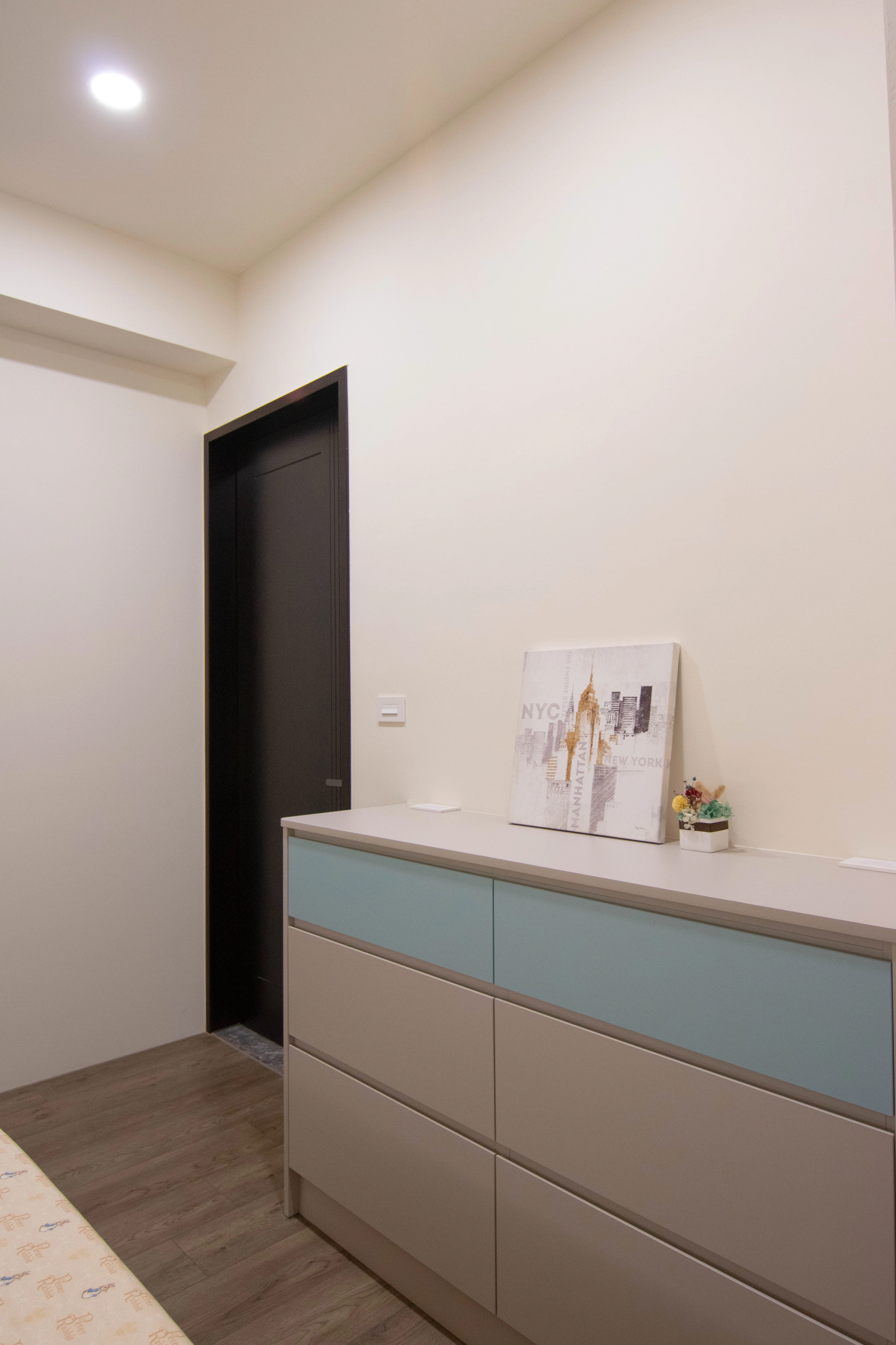 德盈室內設計：主臥室規劃質感系統衣櫃，客製化內部收納與極簡外型，完美解決臥室衣物分類儲存需求。