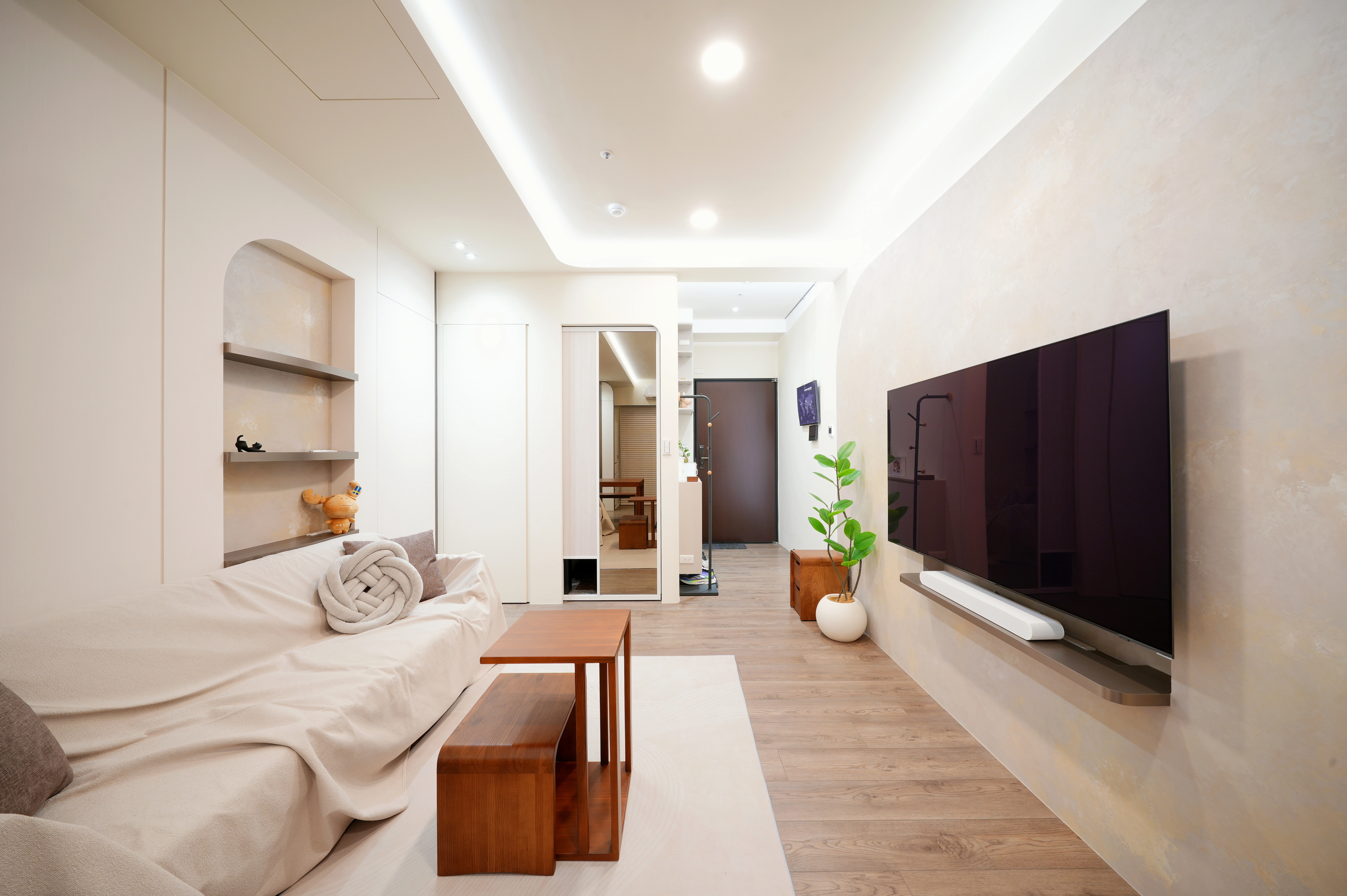 德盈室內設計:弧形收納背牆與穿衣鏡玄關規劃,極大化小坪數空間感。