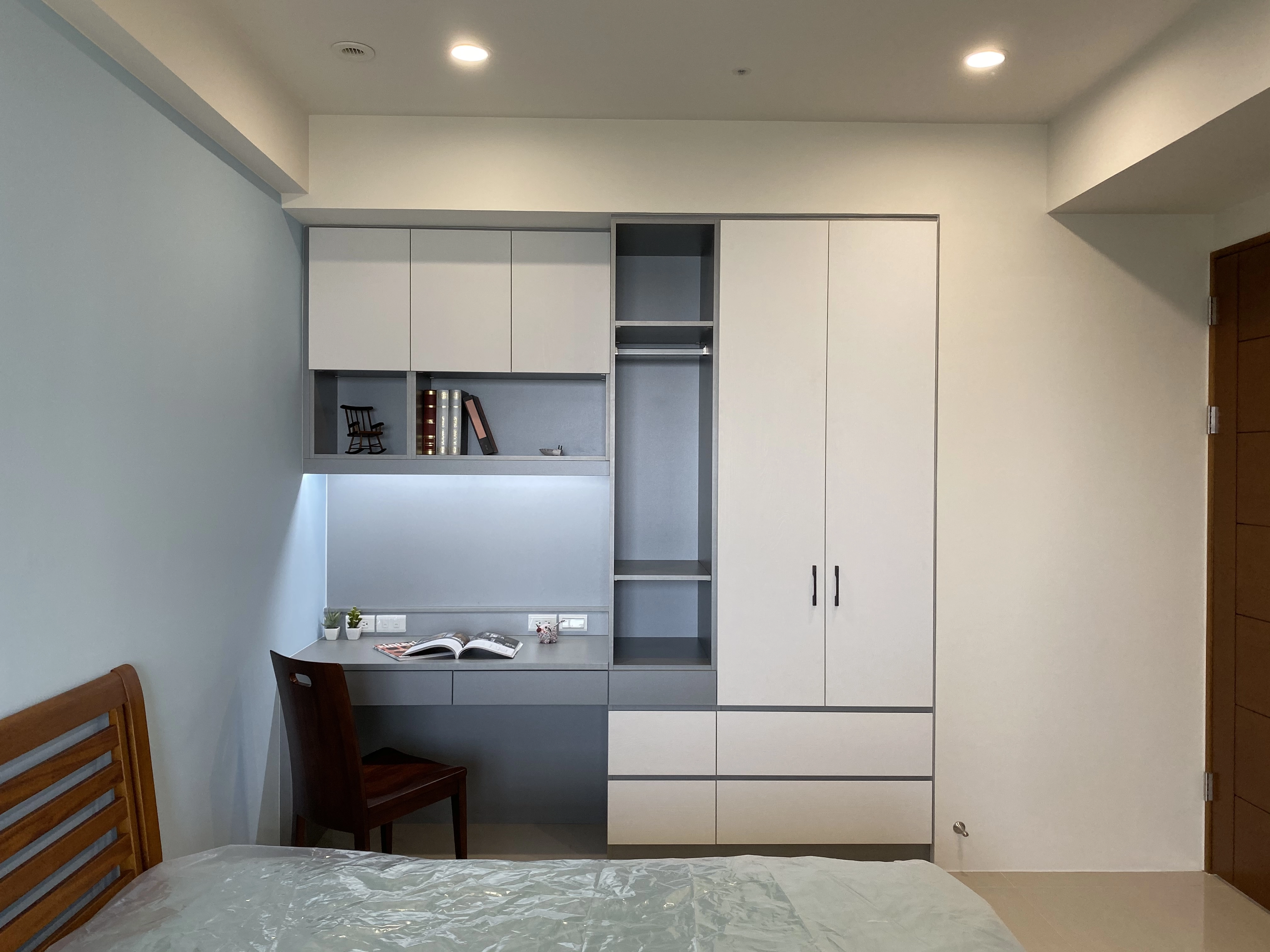 德盈空間規劃:機能型系統書桌結合系統衣櫃,極大化小坪數孩臥坪效,打造整潔學習環境。