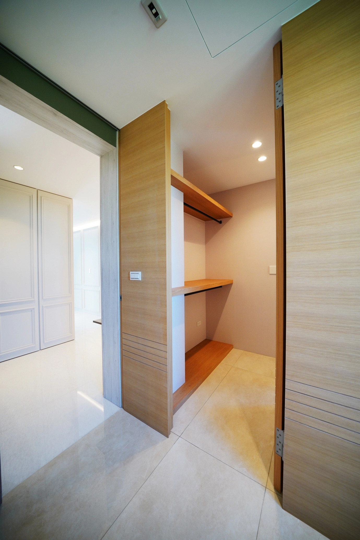 客製化系統櫃解決海量收納需求，讓衣物與配件規劃得井然有序。