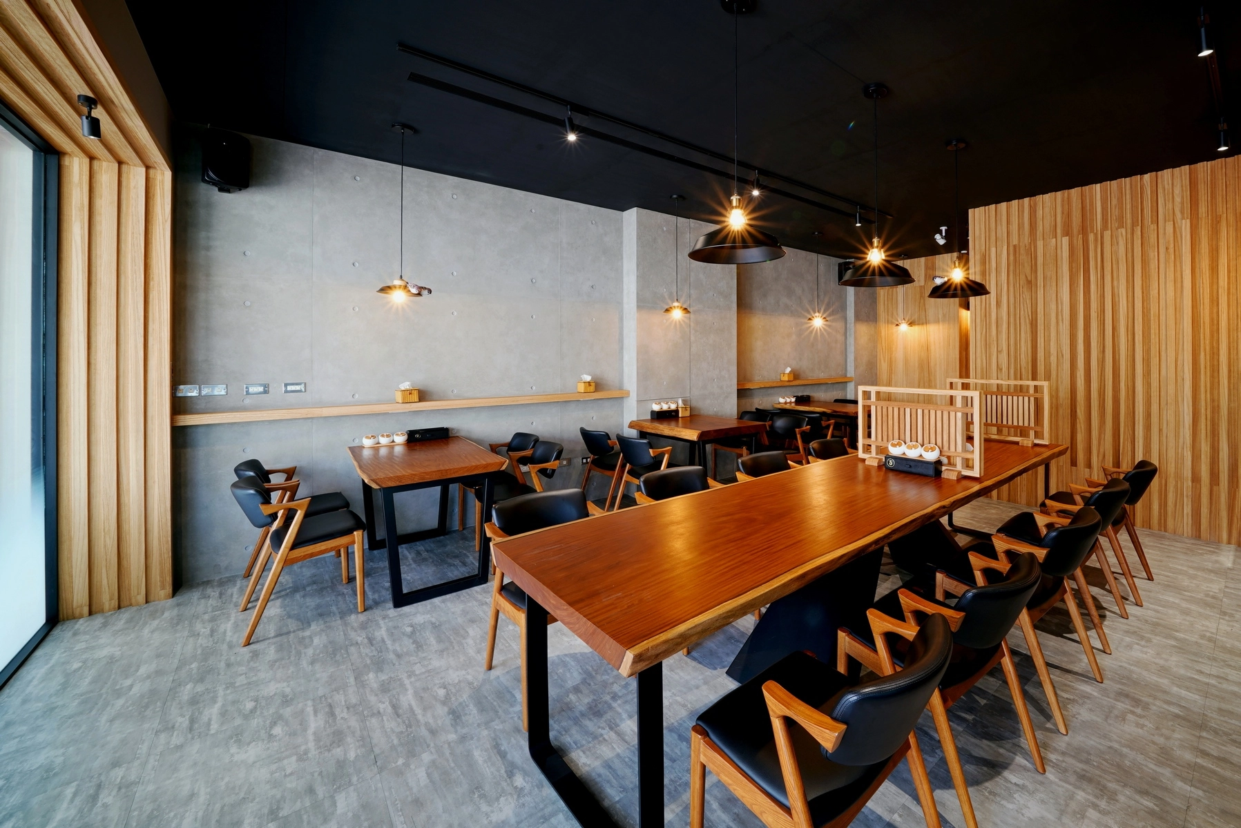 工業風餐廳設計: 水泥灰牆搭配深色天花,