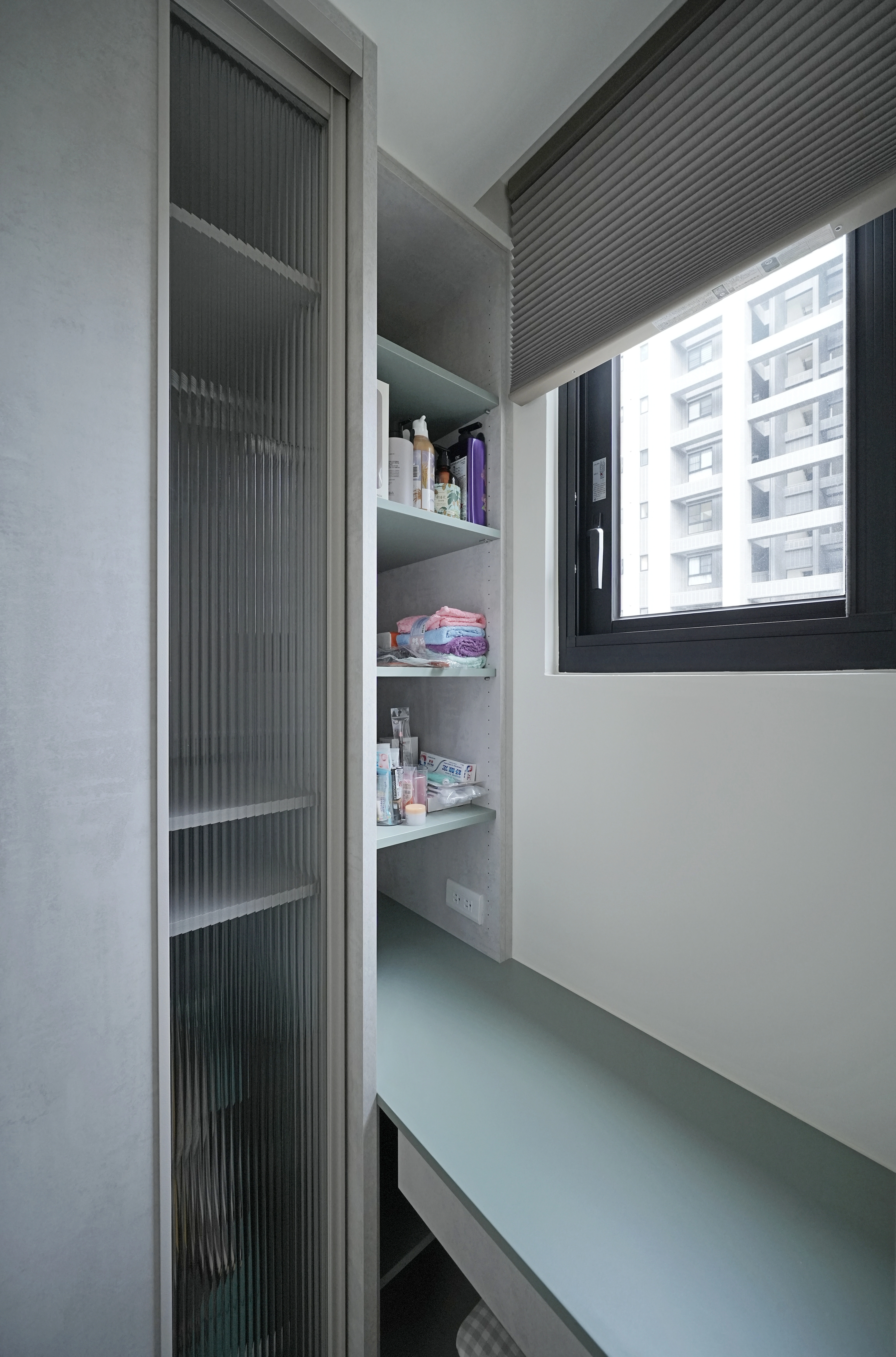 德盈系統家具：一體化衣櫃與化妝桌規劃提升臥室坪效與收納