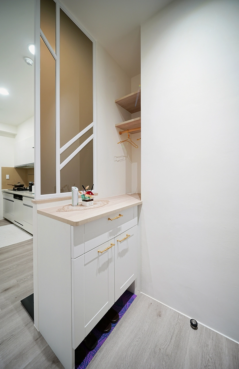 玄關造型鐵件隔屏： 巧妙界定室內外空間，維持視覺通透感。