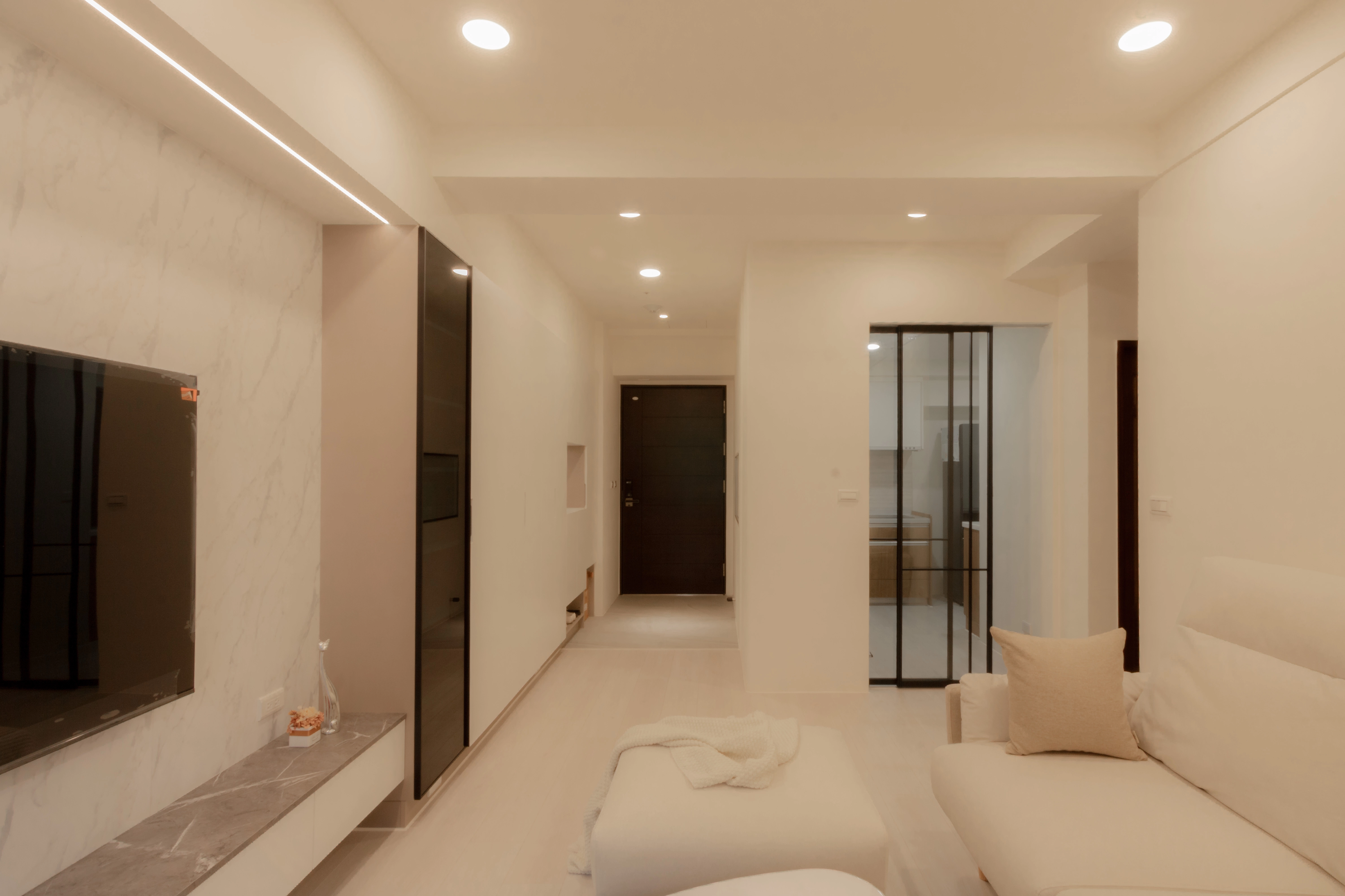 德盈小宅裝修實例：開放式客廳與廚房連動門打造穿透視界