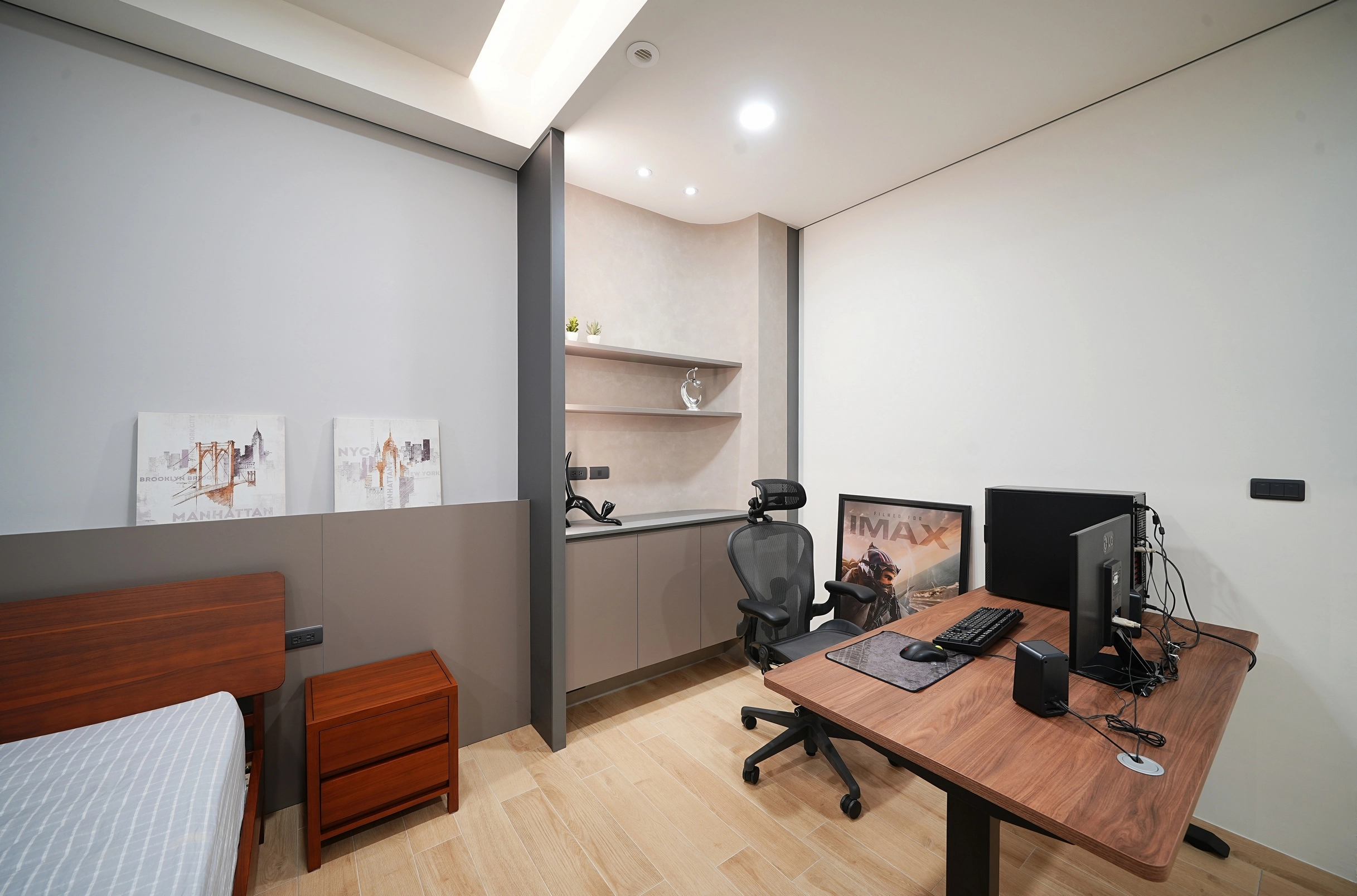 德盈設計:內嵌式燈帶展示牆設計,完美結合收納與精品陳列機能,點亮臥室轉角處的設計細節。