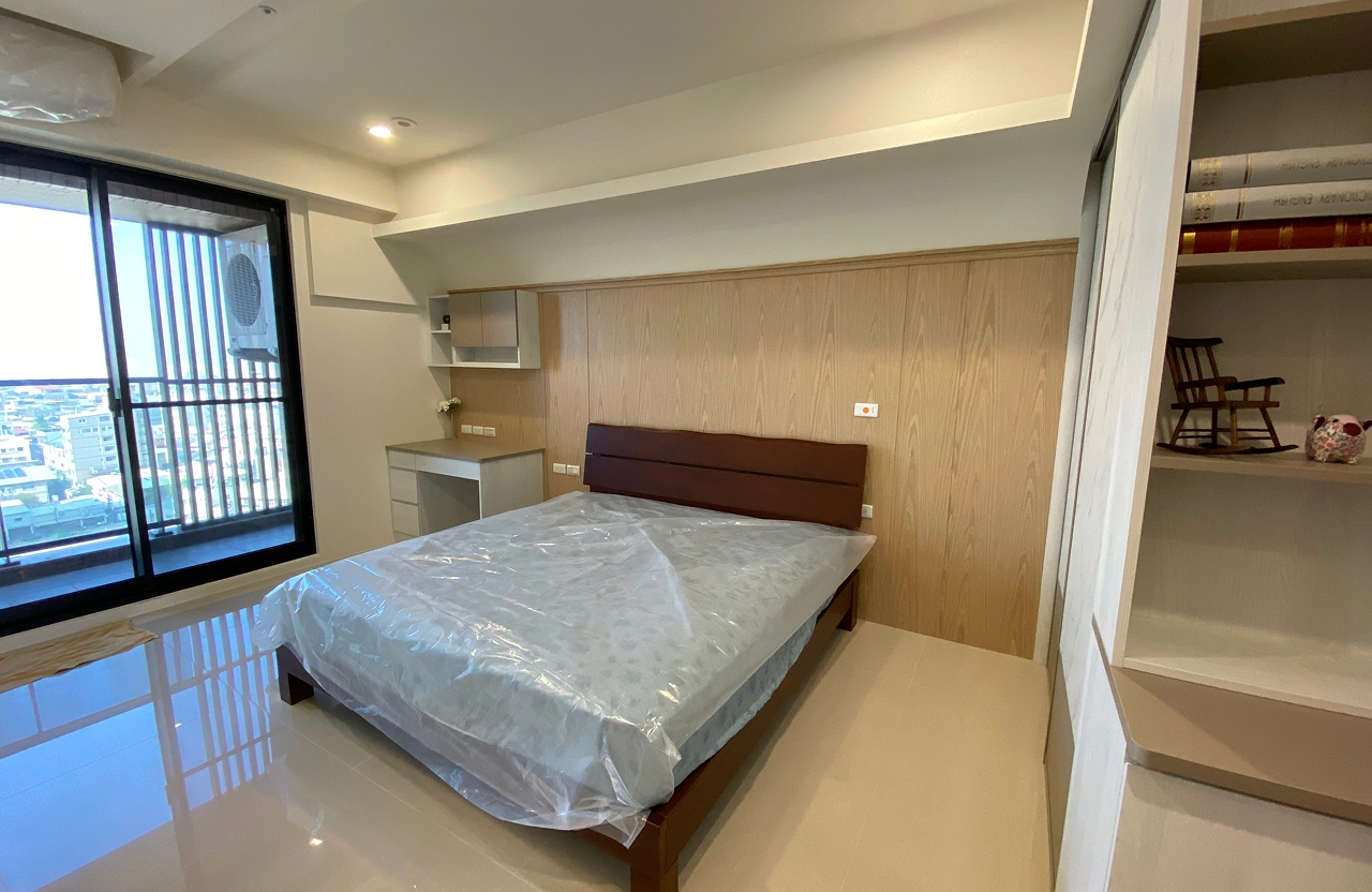 德盈空間規劃：柔和燈光營造舒眠氛圍，結合簡約美學設計，打造高品質的主臥休憩空間。