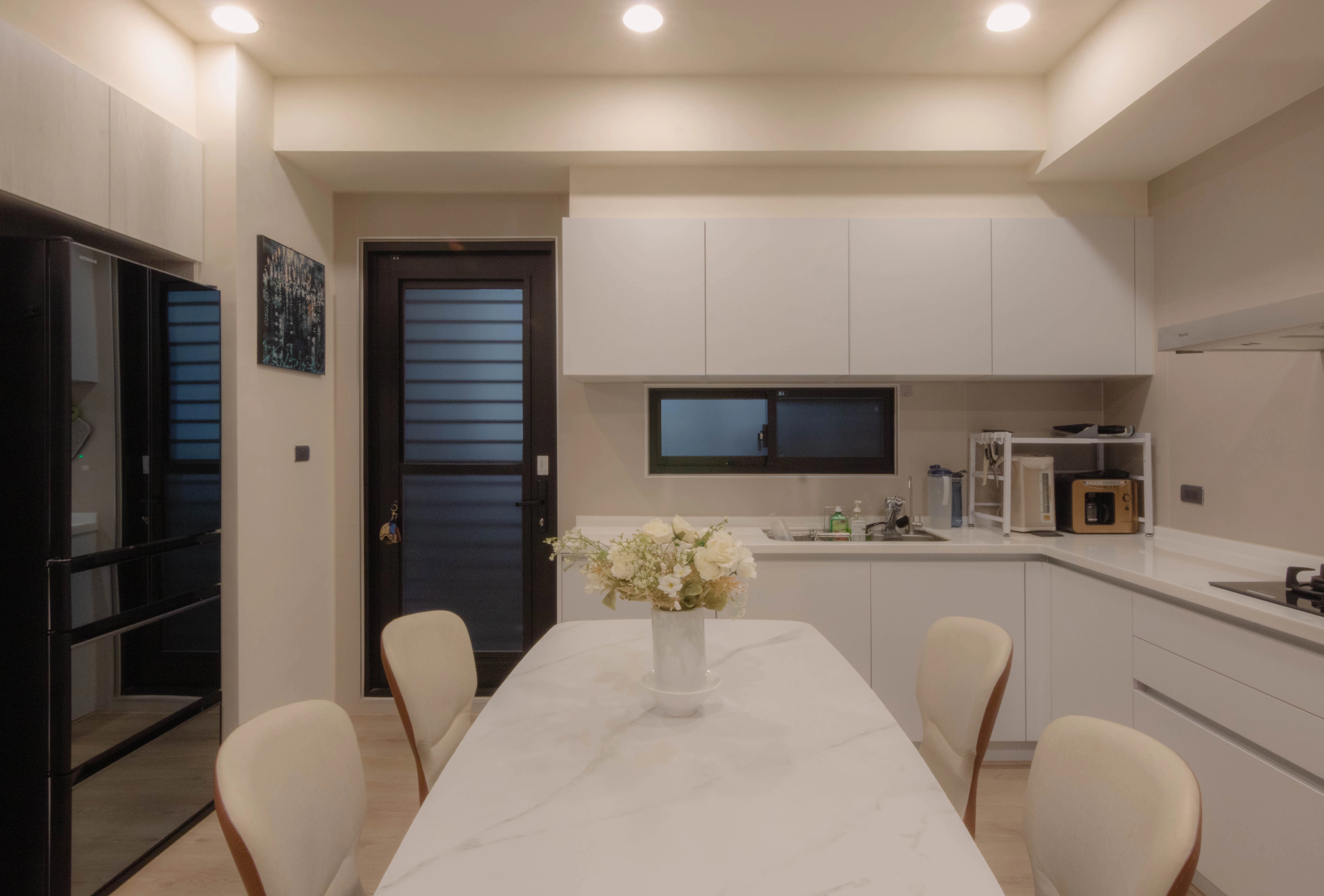 德盈設計餐廳案例:白色系統收納牆結合開放式層架,與客廳串聯營造寬敞用餐視野。