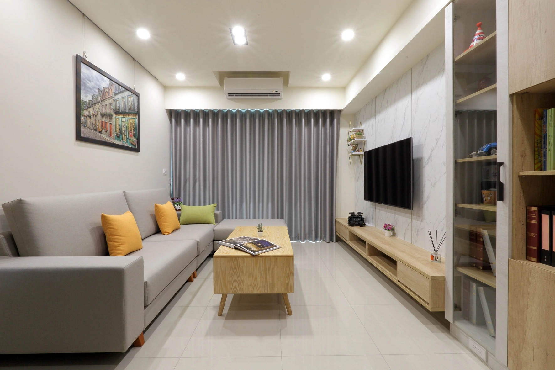 淺色木質簡約風客廳: 溫潤系統板與採光交織,營造寧靜氛圍。