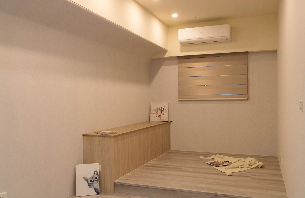 多功能和室運用裝修預算打造架高地板，兼具書桌與超大收納機能