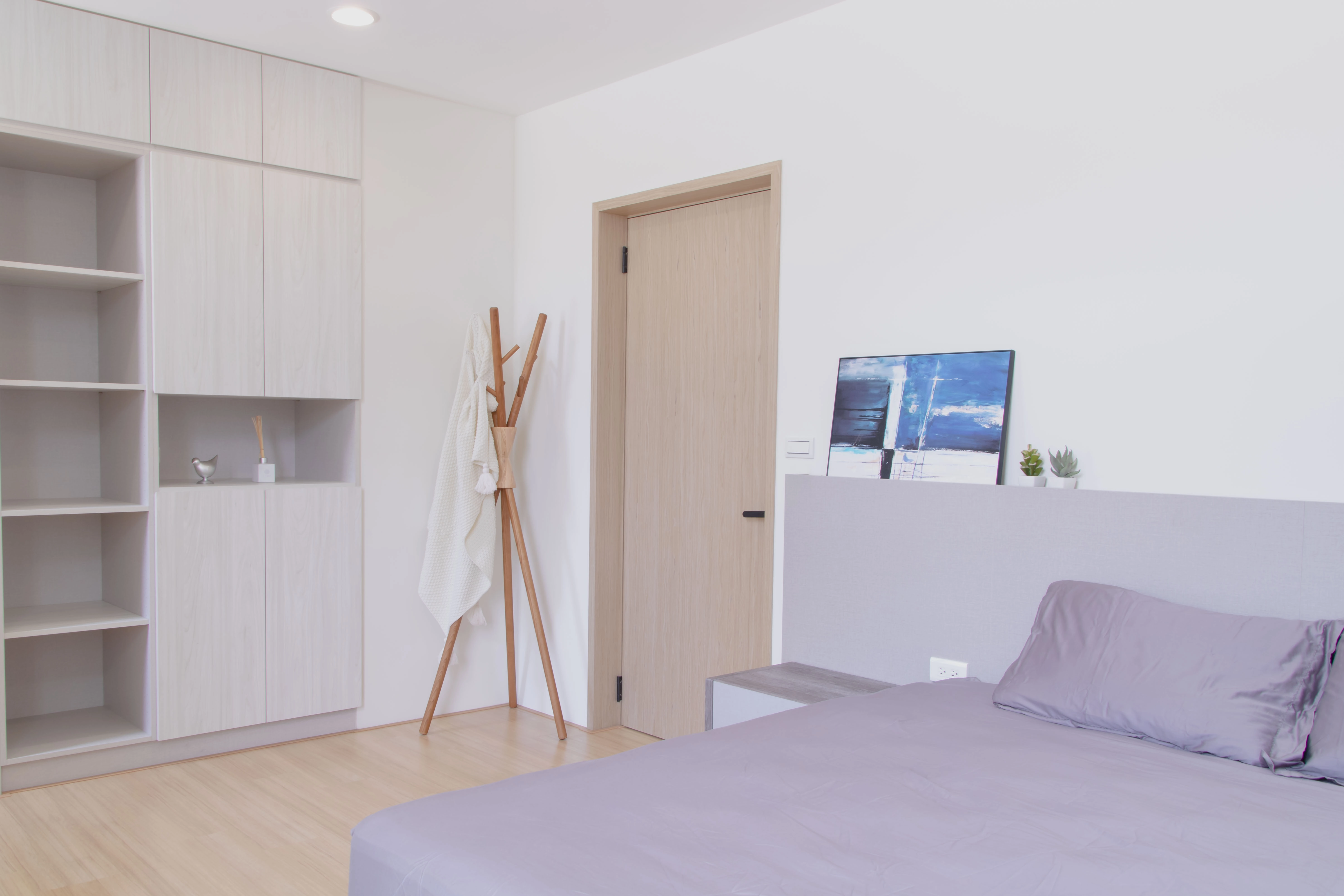 德盈小宅臥室實例:系統櫃與床頭整合規劃營造寬敞動線