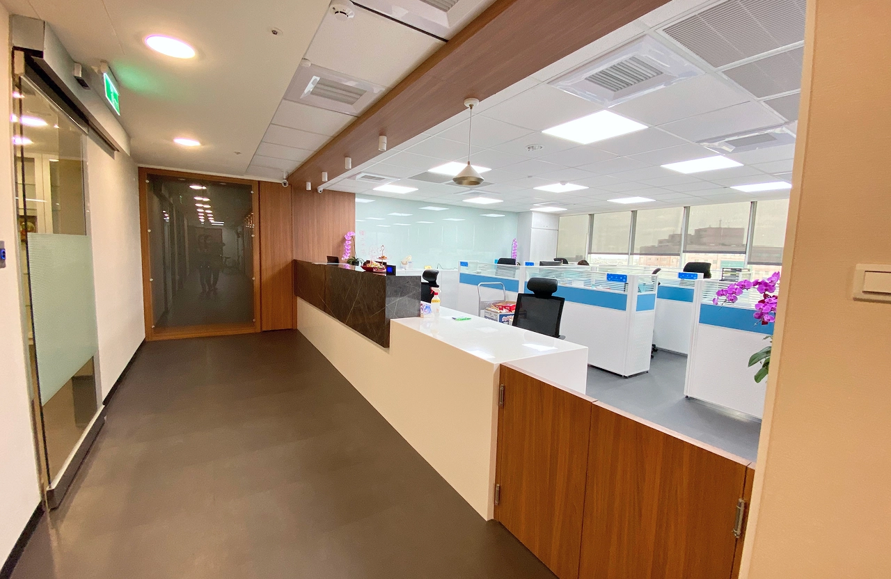 商辦美學與實用兼具： 大理石櫃檯增添沉穩氣息，提升企業形象與員工福祉。
