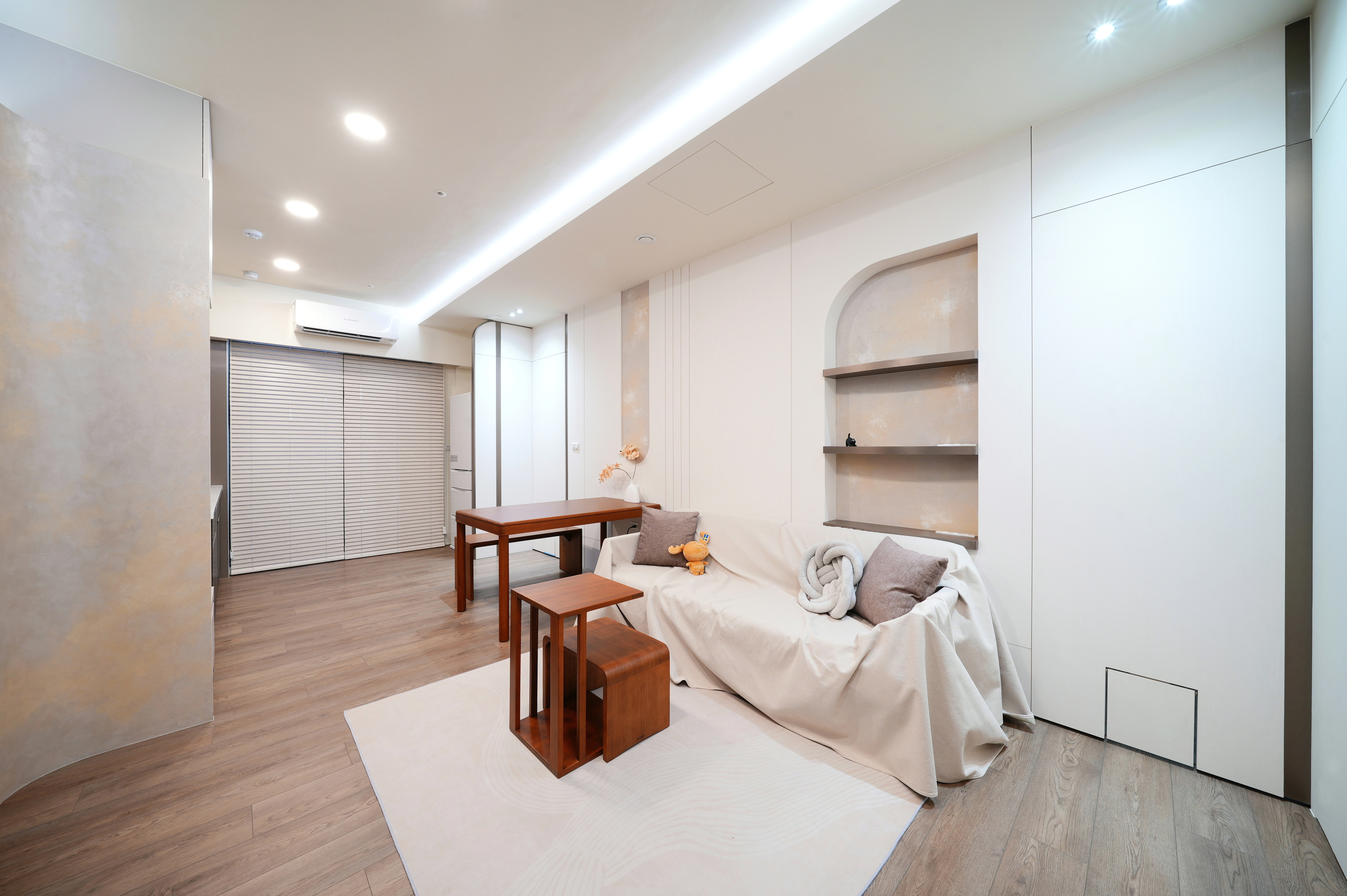 人寵共融設計。台南系統櫃巧妙結合貓洞機能,創造個性化且流暢的舒適空間。