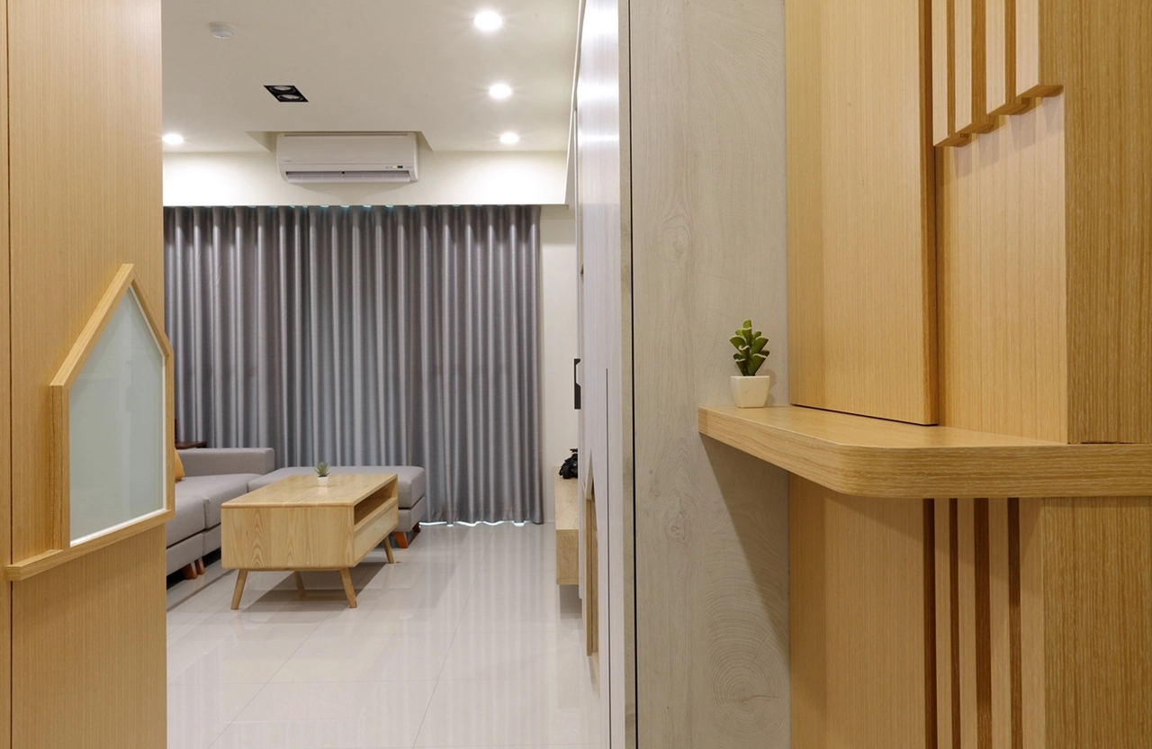 木作造型修飾電氣箱： 隱藏視覺雜亂，維持玄關牆面俐落美感。