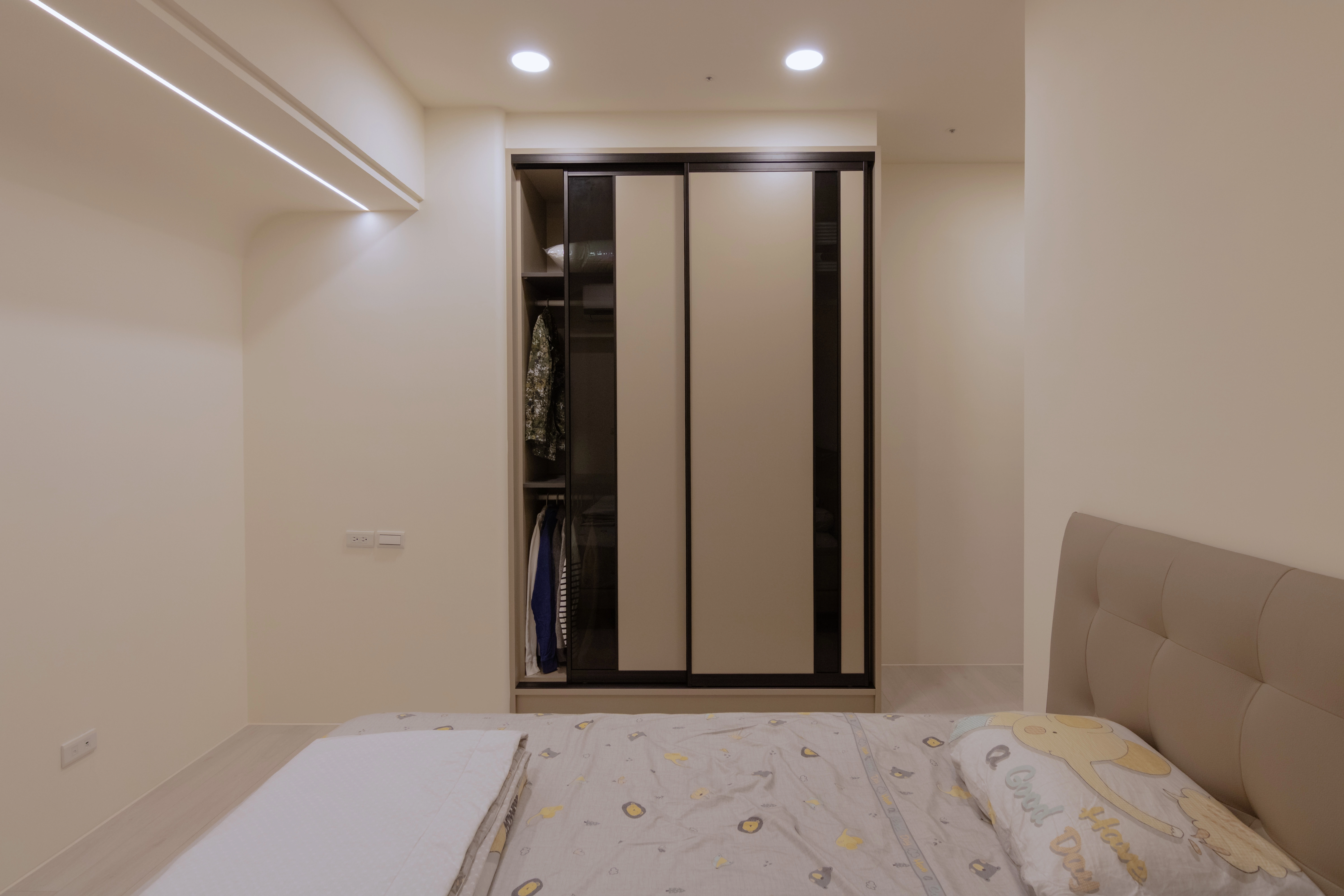 德盈系統家具實例：現代風臥室樑下燈帶設計化解壓迫感