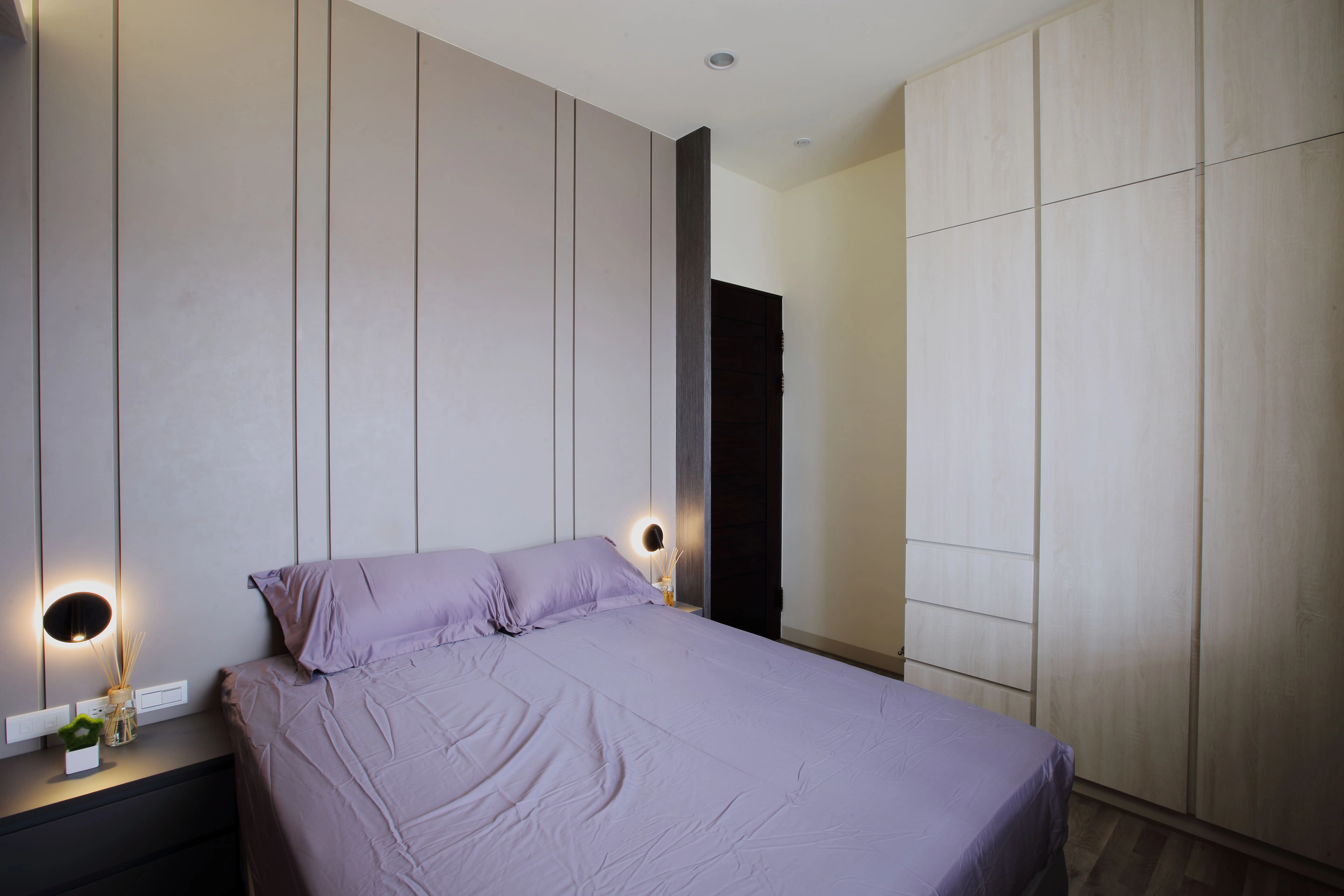 德盈室內設計:臥室現代風床頭背牆,搭配質感壁板與隱藏式床頭燈,營造飯店感舒適睡眠空間。