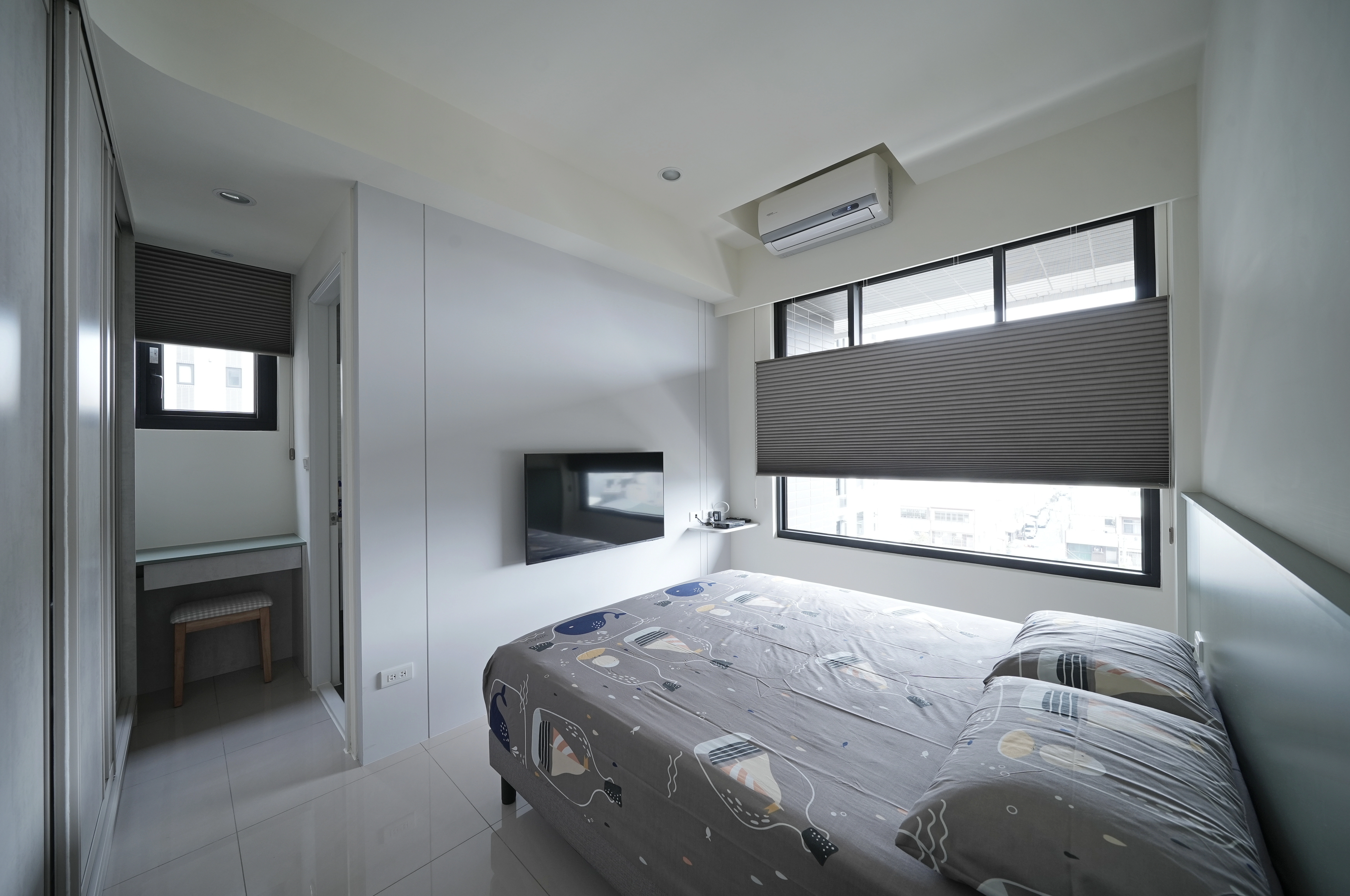 德盈現代風臥室:灰色蛇行簾與大面採光營造柔和居家氛圍