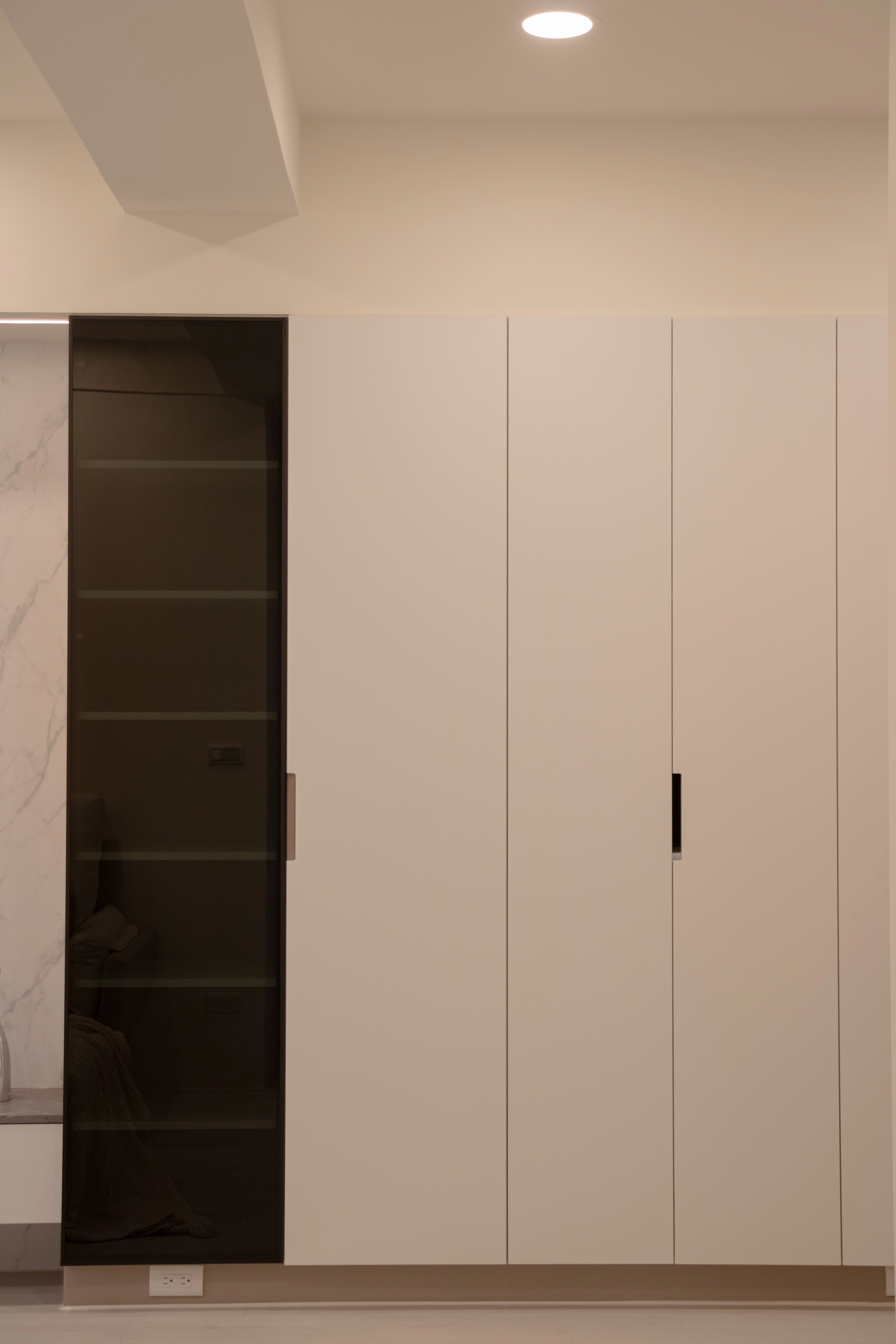 德盈客廳收納設計：黑玻璃展示櫃與純白門片系統櫃組合