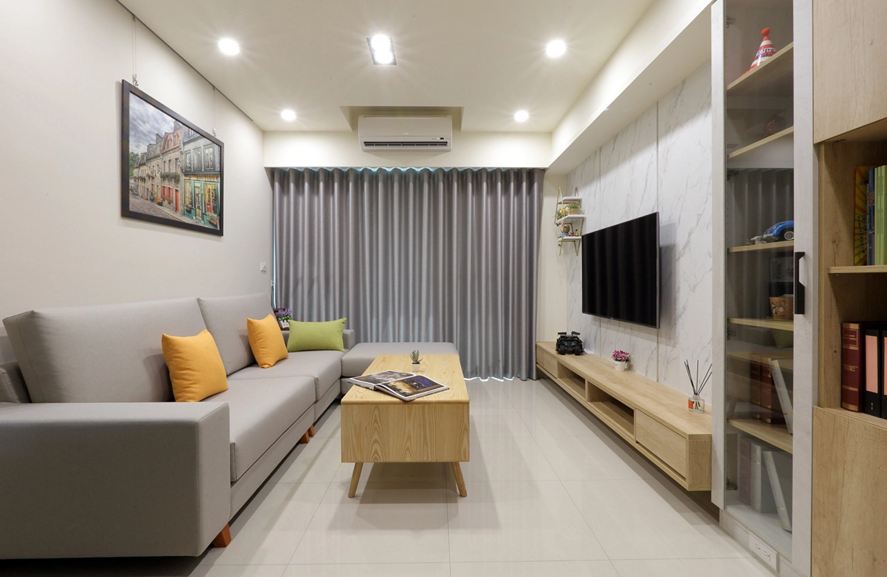 淺色木質簡約風客廳： 溫潤系統板與採光交織，營造寧靜氛圍。